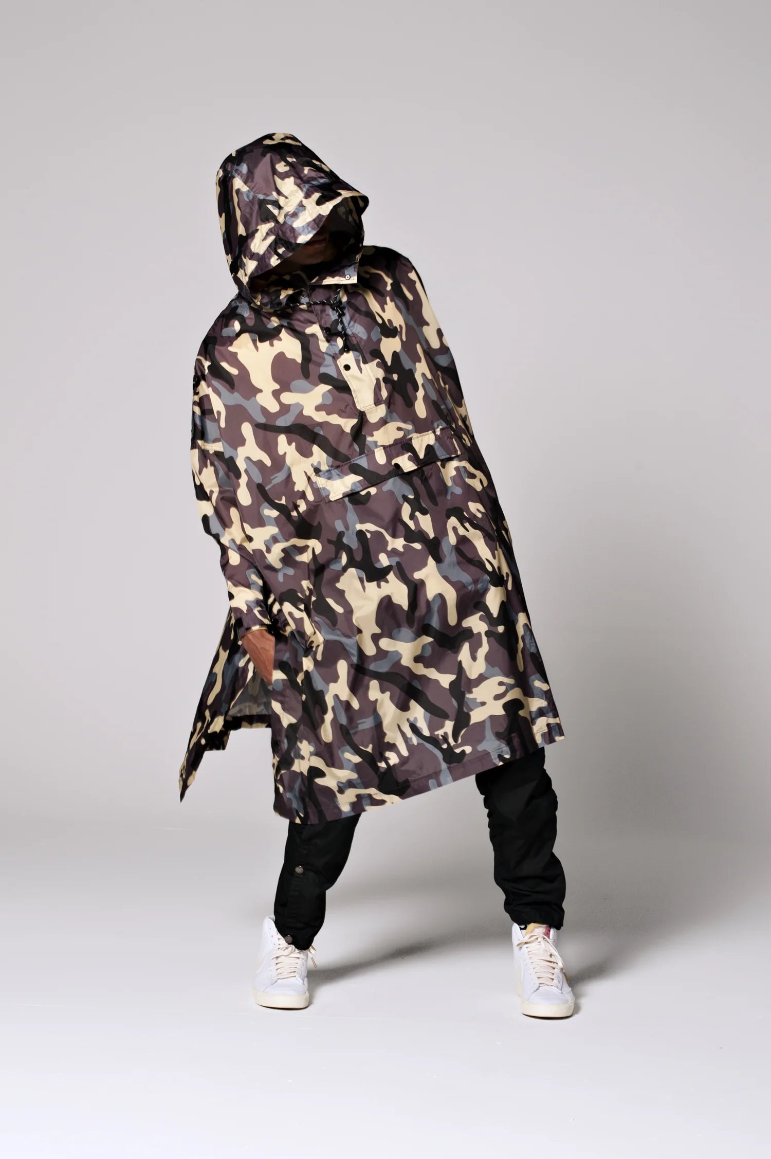 Rainkiss regnponcho i moderne camouflage – firefarvet design inspireret af fransk army-look. Vandtæt og unisex.