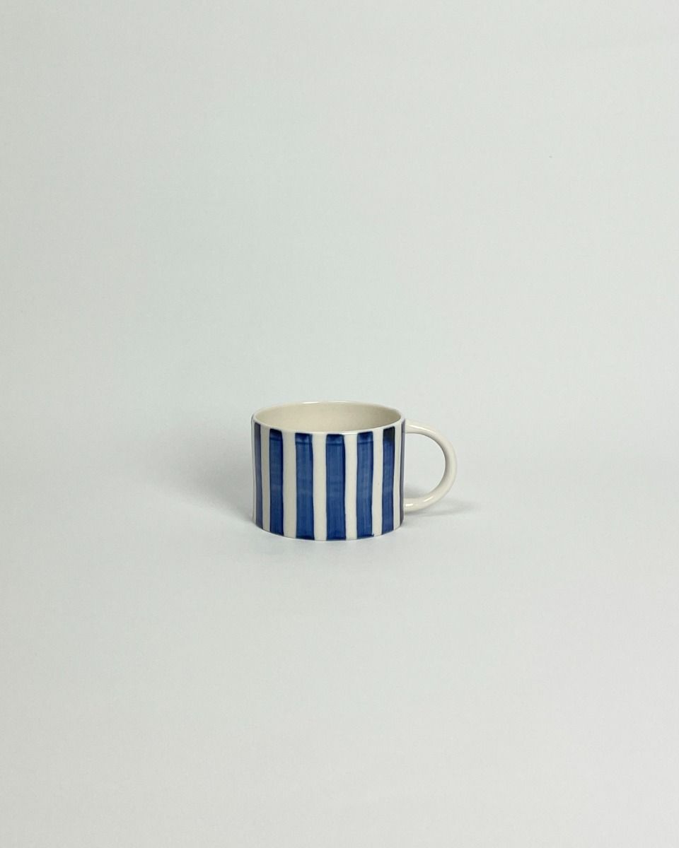 Hånddrejet og håndmalet porcelænskop i blå stribede toner fra Anne Black perfekt til kaffe og te - køb hos butikalrum.dk
