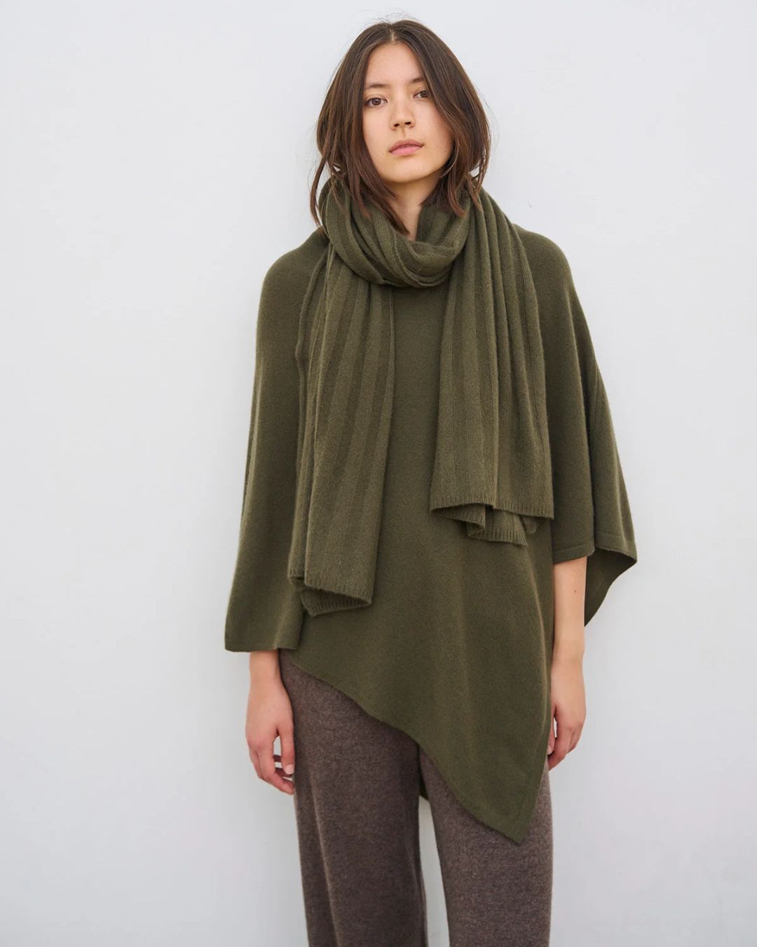 LISE Poncho i cashmere i farven Khaki Green med let v-formet halsudskæring, fremstillet bæredygtigt i Kathmandu.