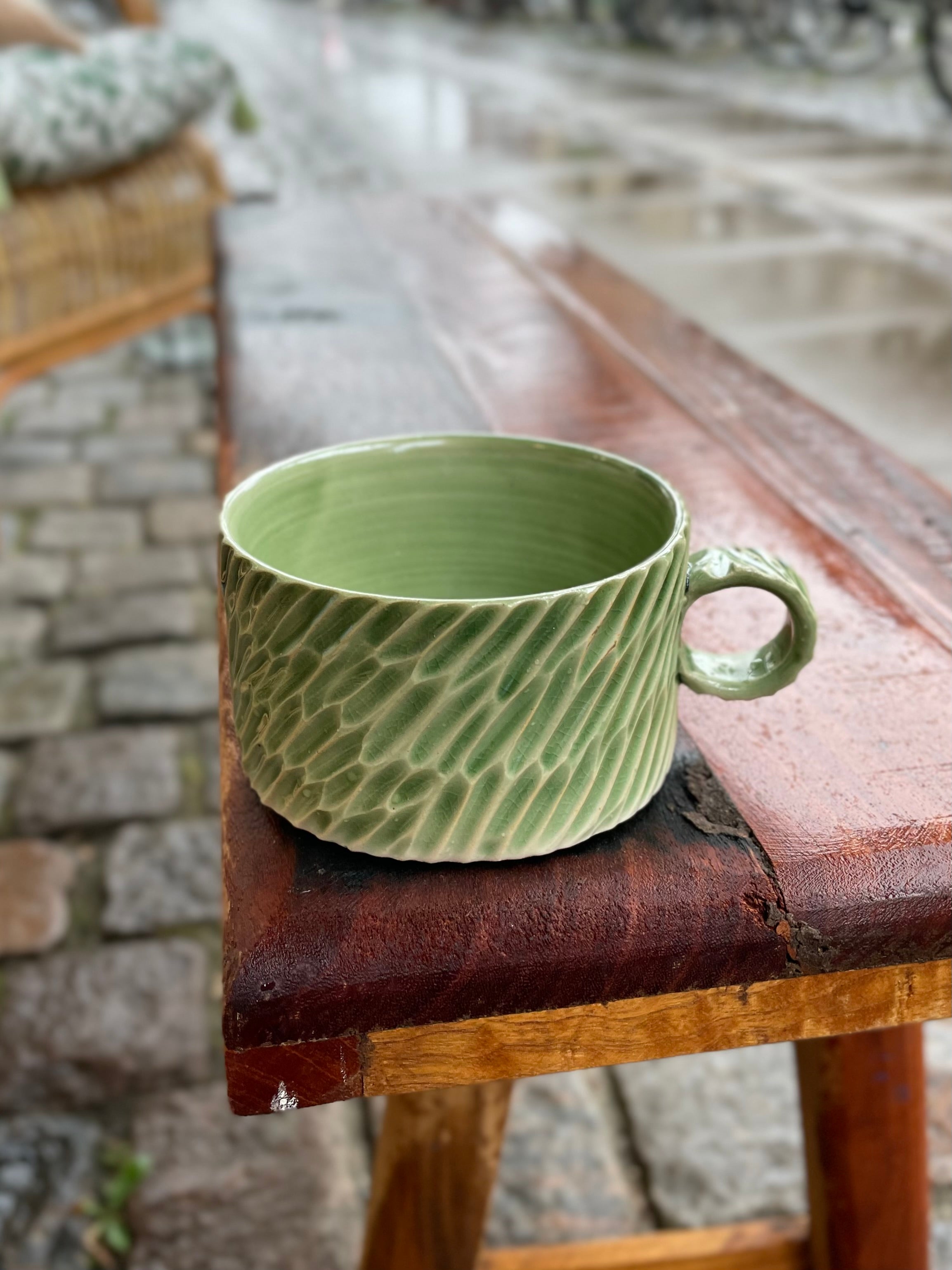 Carved Variations #4 kop i grøn keramik med små skrå overlappende striber og hank – køb hos Butik Alrum