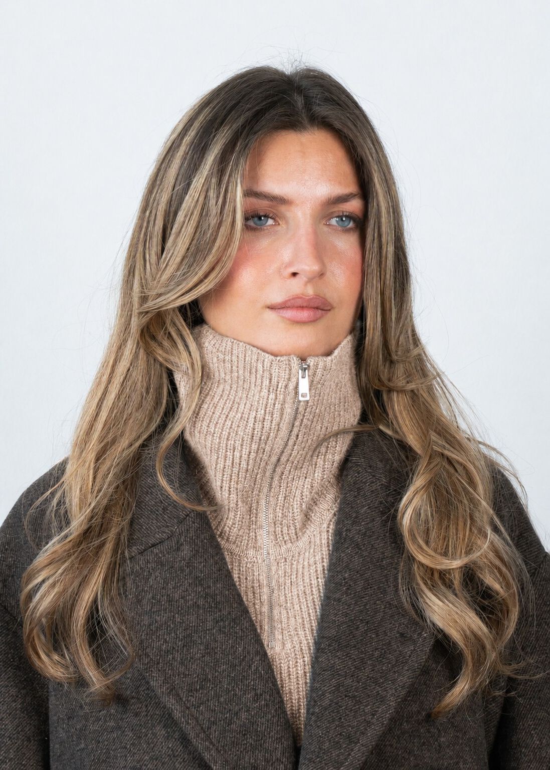 Cashmere Zip-up Neck Warmer i Camel, blød halsedisse i 100% cashmere med høj hals og lynlås foran – køb hos butikalrum.dk.
