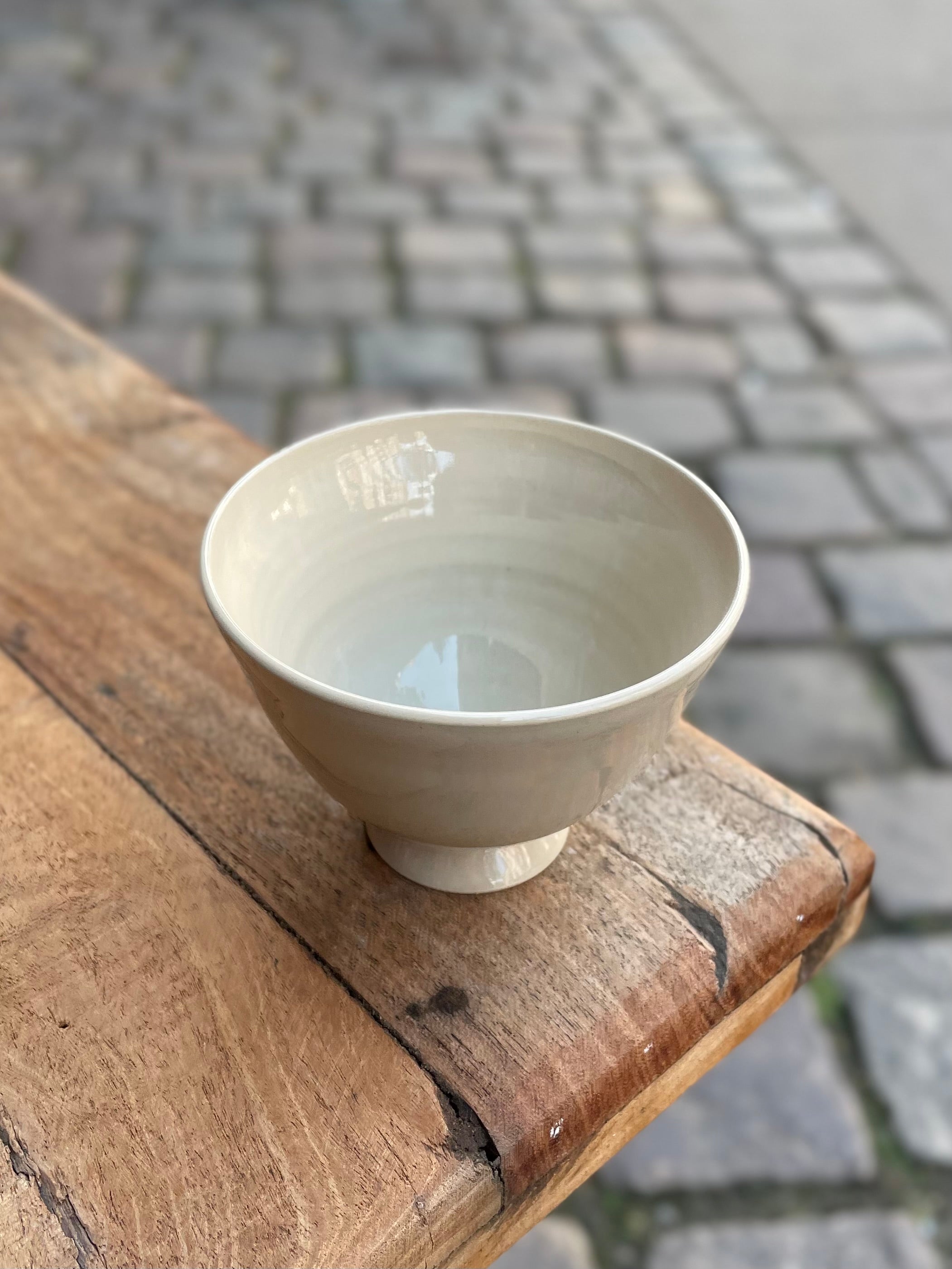 Håndlavet Ceder kop i stentøj med blank glasur og japansk inspireret design – køb hos Butik Alrum på Amager eller online på butikalrum.dk.