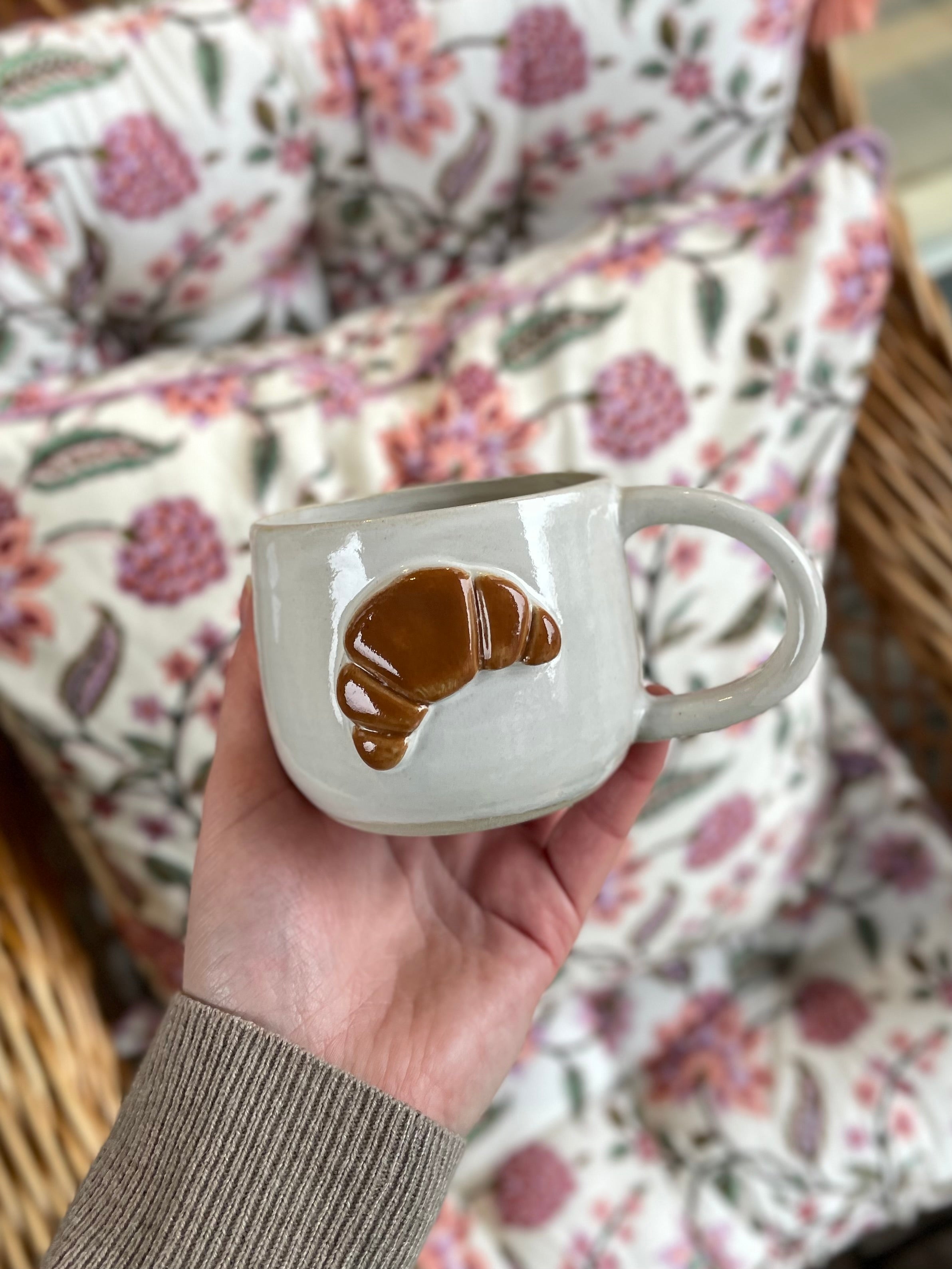Dekorativ kop med croissant design – køb hos butikalrum.dk
