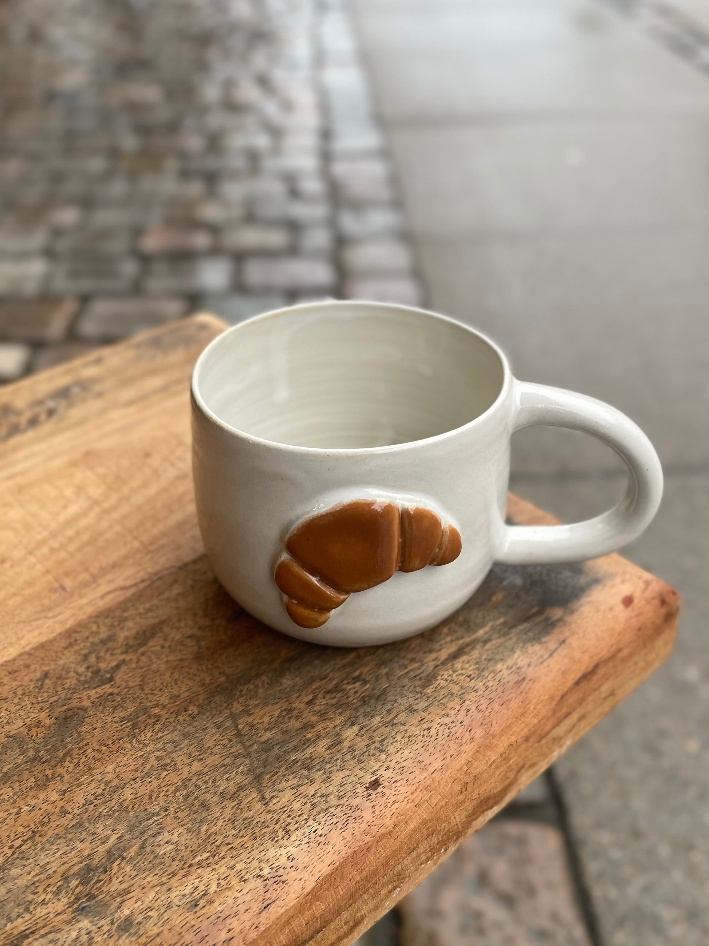 Hvid croissant kop med hank og keramik croissant – køb hos butikalrum.dk

