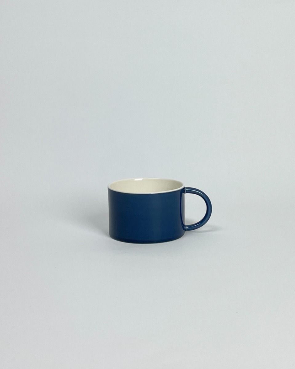 Hånddrejet porcelænskop i denim blå – 230 ml bred kop