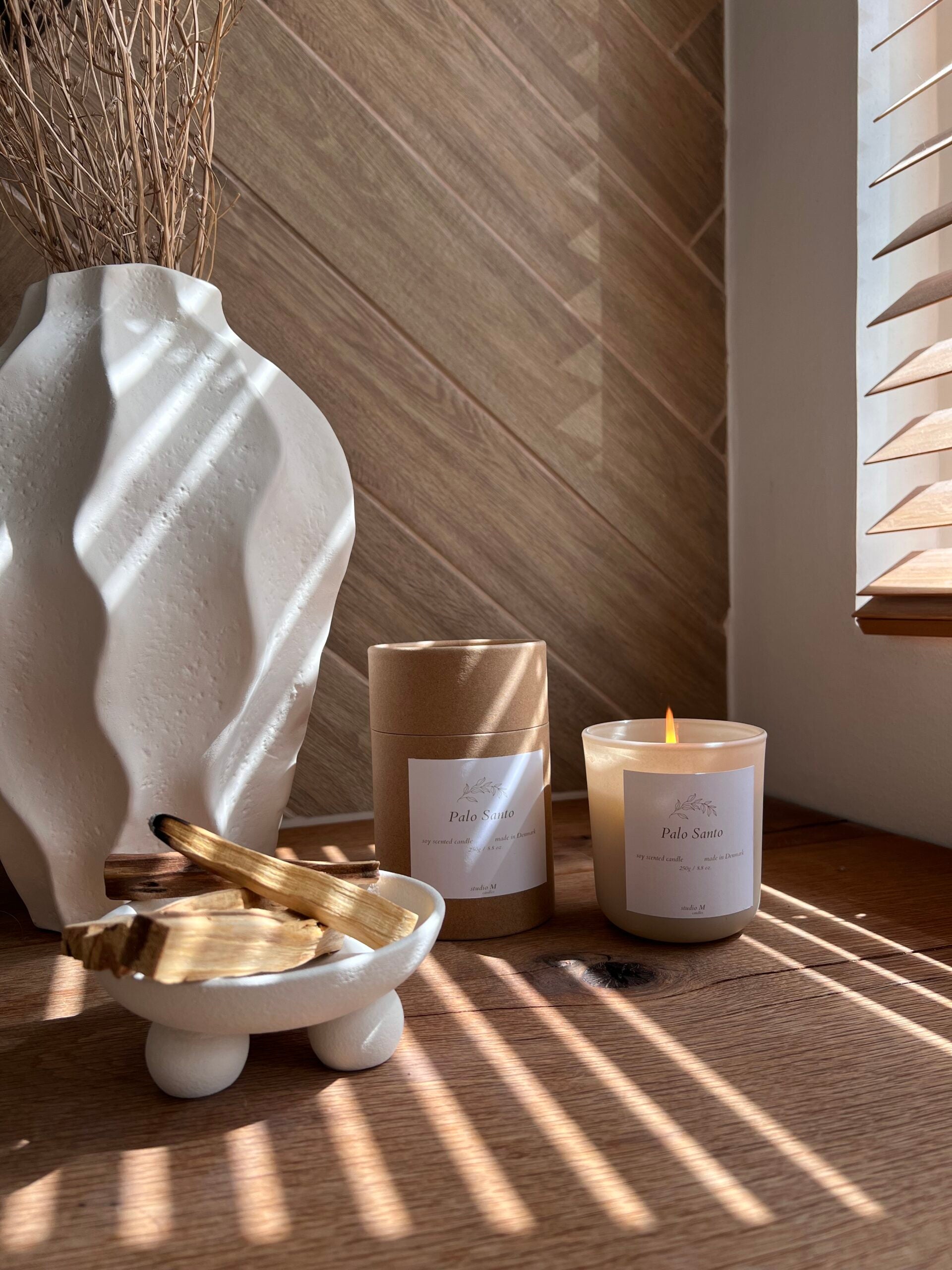 Duftlys med Palo Santo, røgelse og sandeltræ – varm og meditativ duft til hjemmet