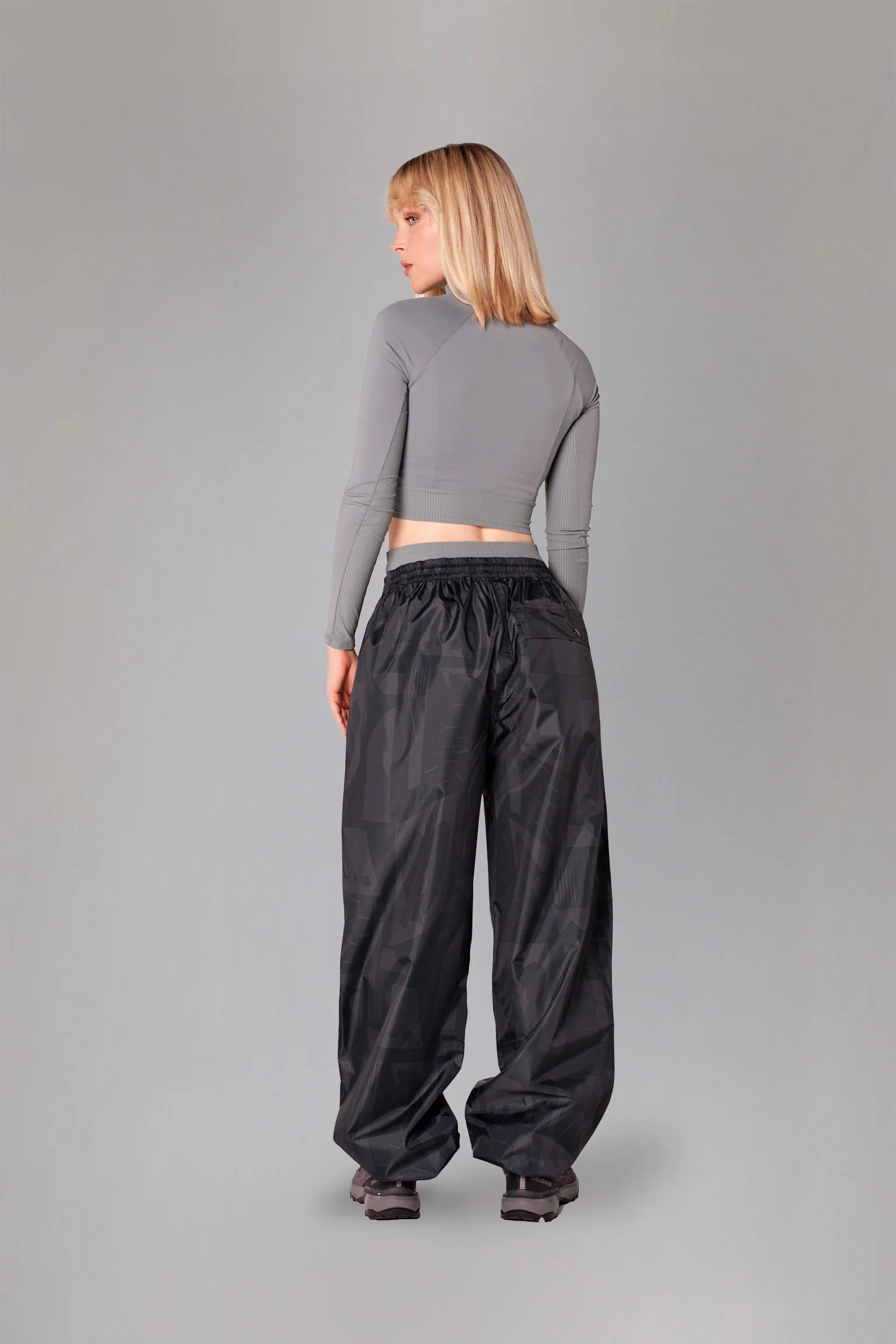 Rainkiss regnbukser i sort ton-i-ton design – Back to Black. Unisex, vandtætte og fremstillet i genanvendt materiale.