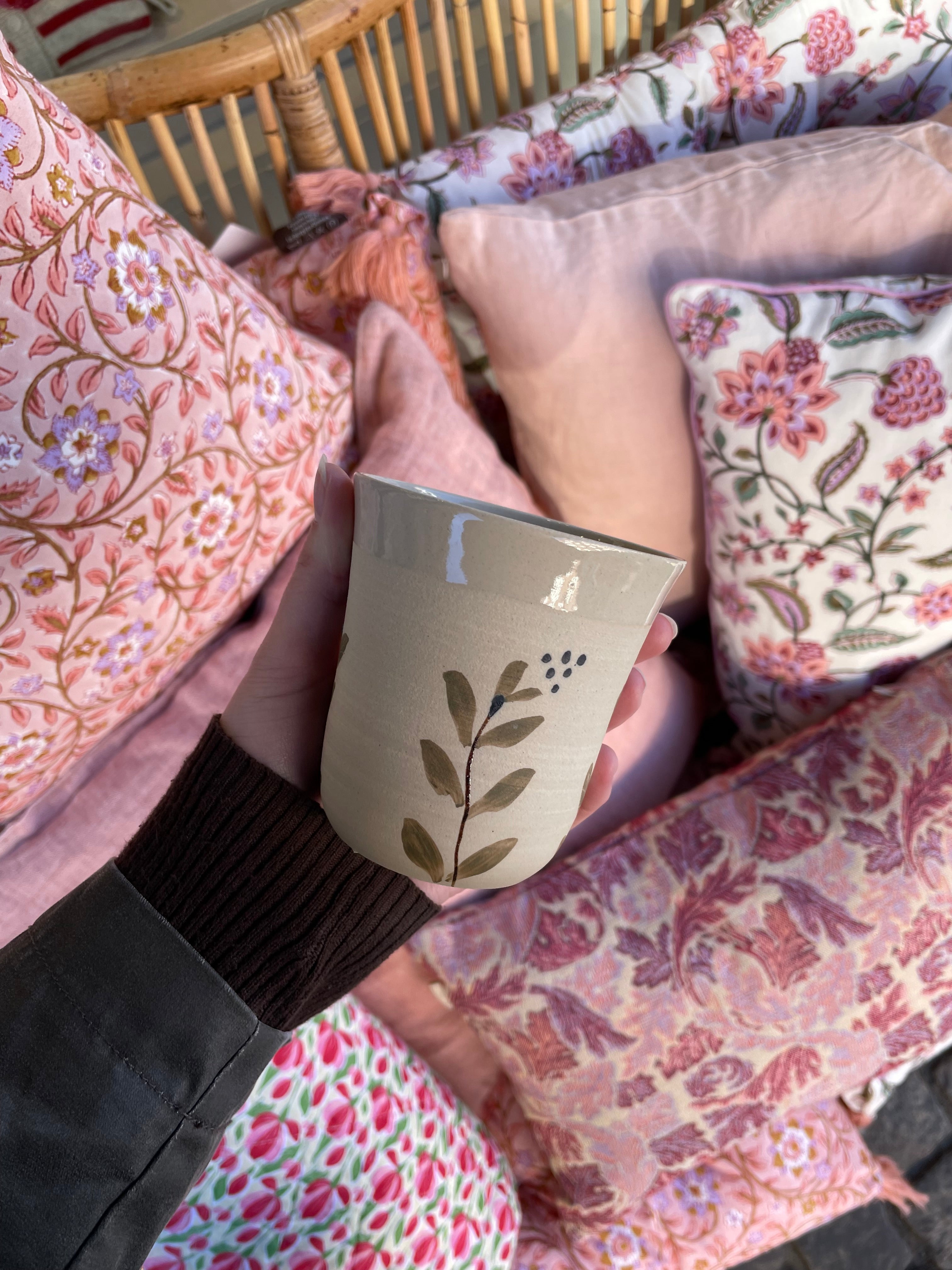 Håndlavet høj keramik blomsterkop Evig Flor med beige kant perfekt til kaffe og te - køb hos butikalrum.dk