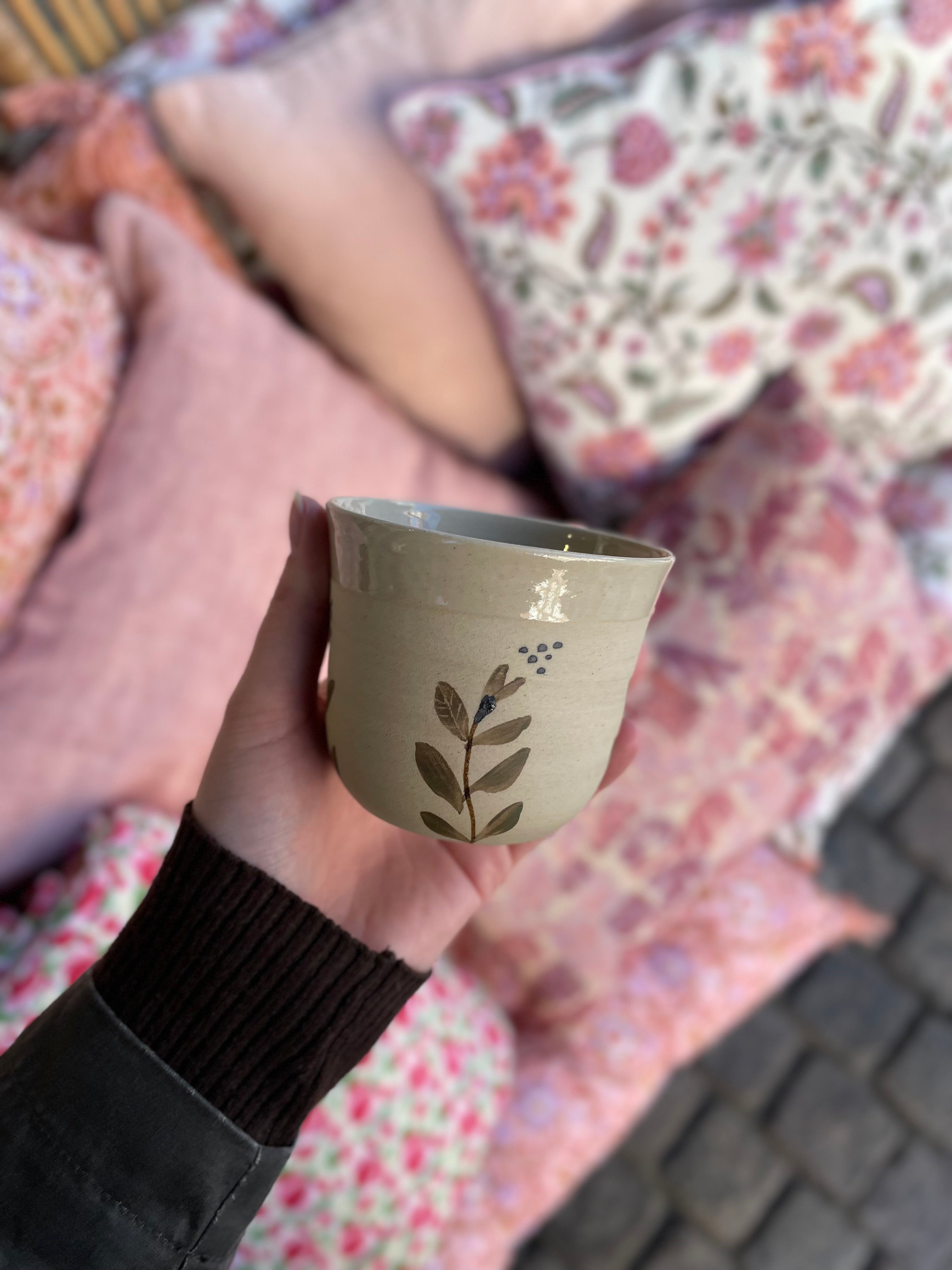Håndlavet lav keramik blomsterkop Evig Flor med beige kant perfekt til espresso og kaffe - køb hos butikalrum.dk