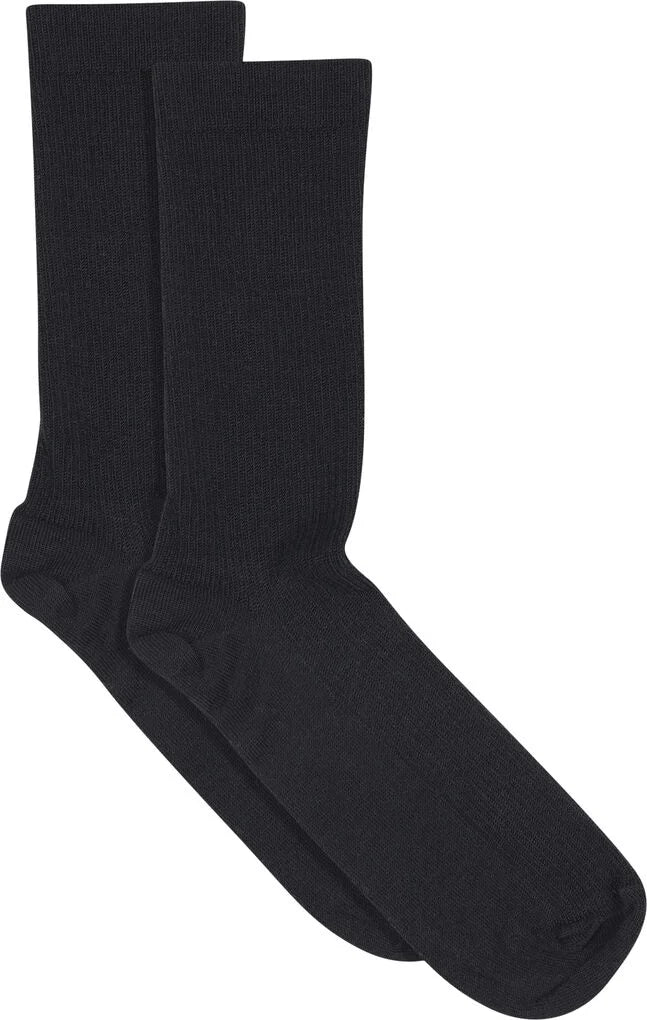 Fine Wool Rib Socks fra MPwoman i Black, tynde og bløde ribstrømper i merinould med forstærket hæl og tå – køb hos butikalrum.dk.