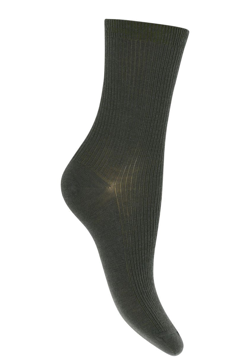 Fine Wool Rib Socks fra MP Denmark i Dusty Ivy, ekstra tynde ribstrømper i Superwash Merino-uld – køb hos butikalrum.dk.