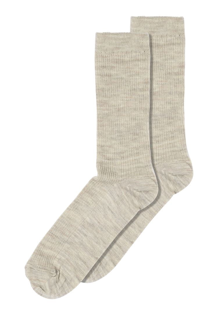 Fine Wool Rib Socks fra MPwoman i Light Brown Melange, tynde og bløde ribstrømper i merinould med forstærket hæl og tå – køb hos butikalrum.dk.
