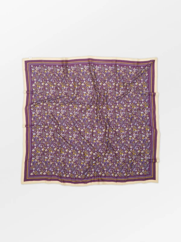 Fiora Sico Scarf i Rutabaga White eller Maroon Brown lavet i en blød blanding af 80% bomuld og 20% silke.