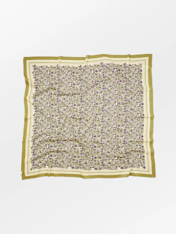 Fiora Sico Scarf i Rutabaga White eller Maroon Brown lavet i en blød blanding af 80% bomuld og 20% silke.