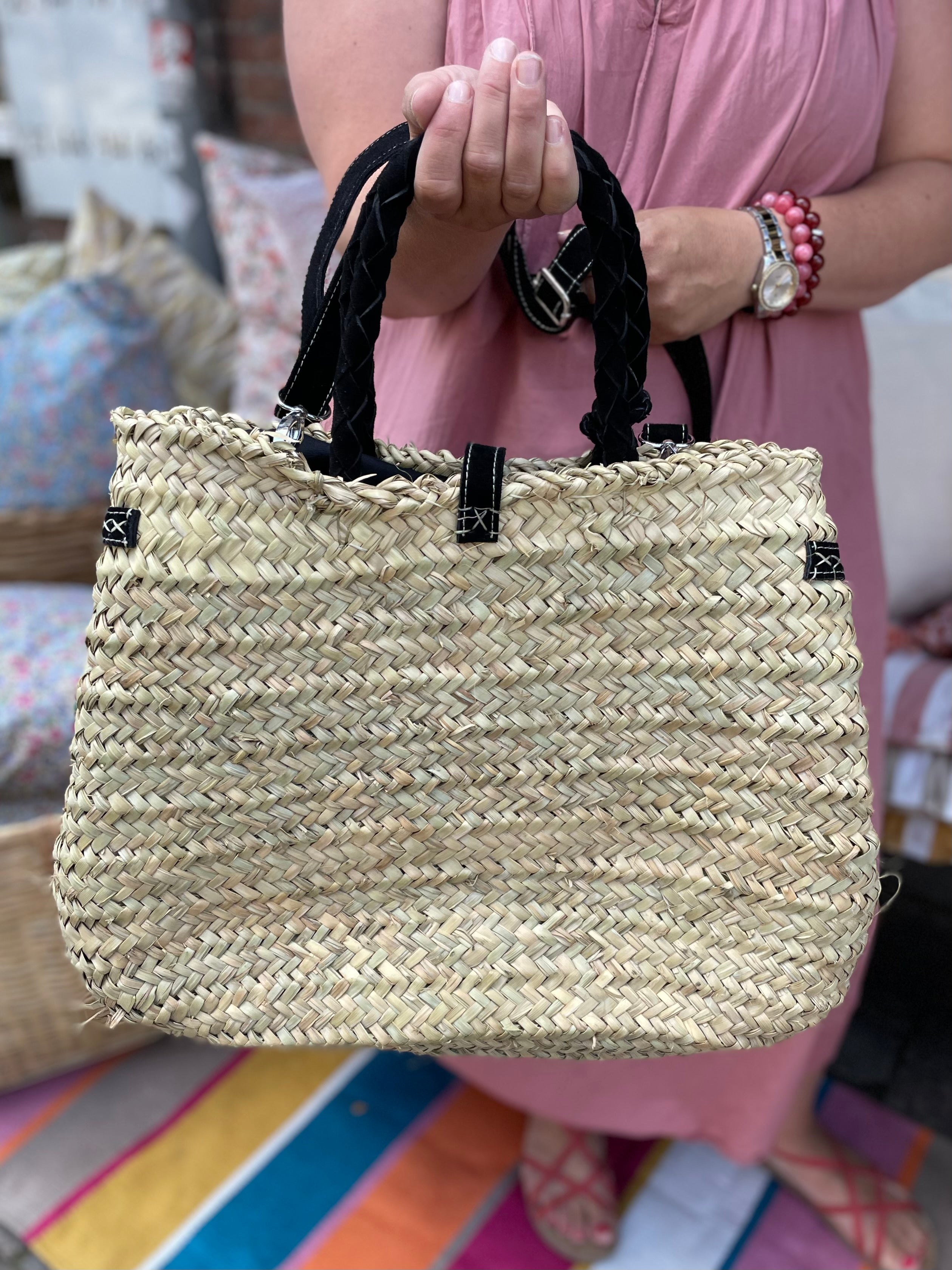 Fransk flettaske med sorte flettede hanke, sort bånd og stor tassel – køb hos Butik Alrum på Amager eller online på butikalrum.dk.