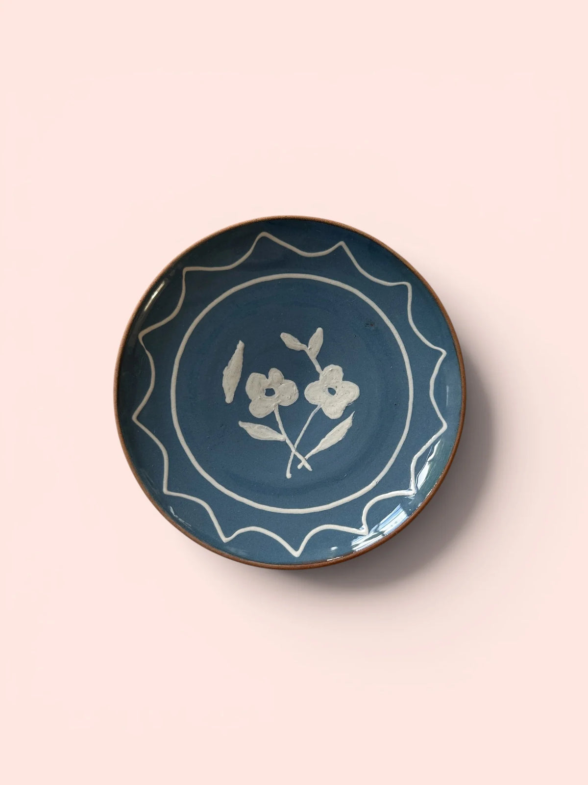 Hånddrejet og håndmalet Horezu keramiktallerken med Flower Deco Blue-motiv, Ø13-15 cm – fødevaregodkendt, køb hos butikalrum.dk.