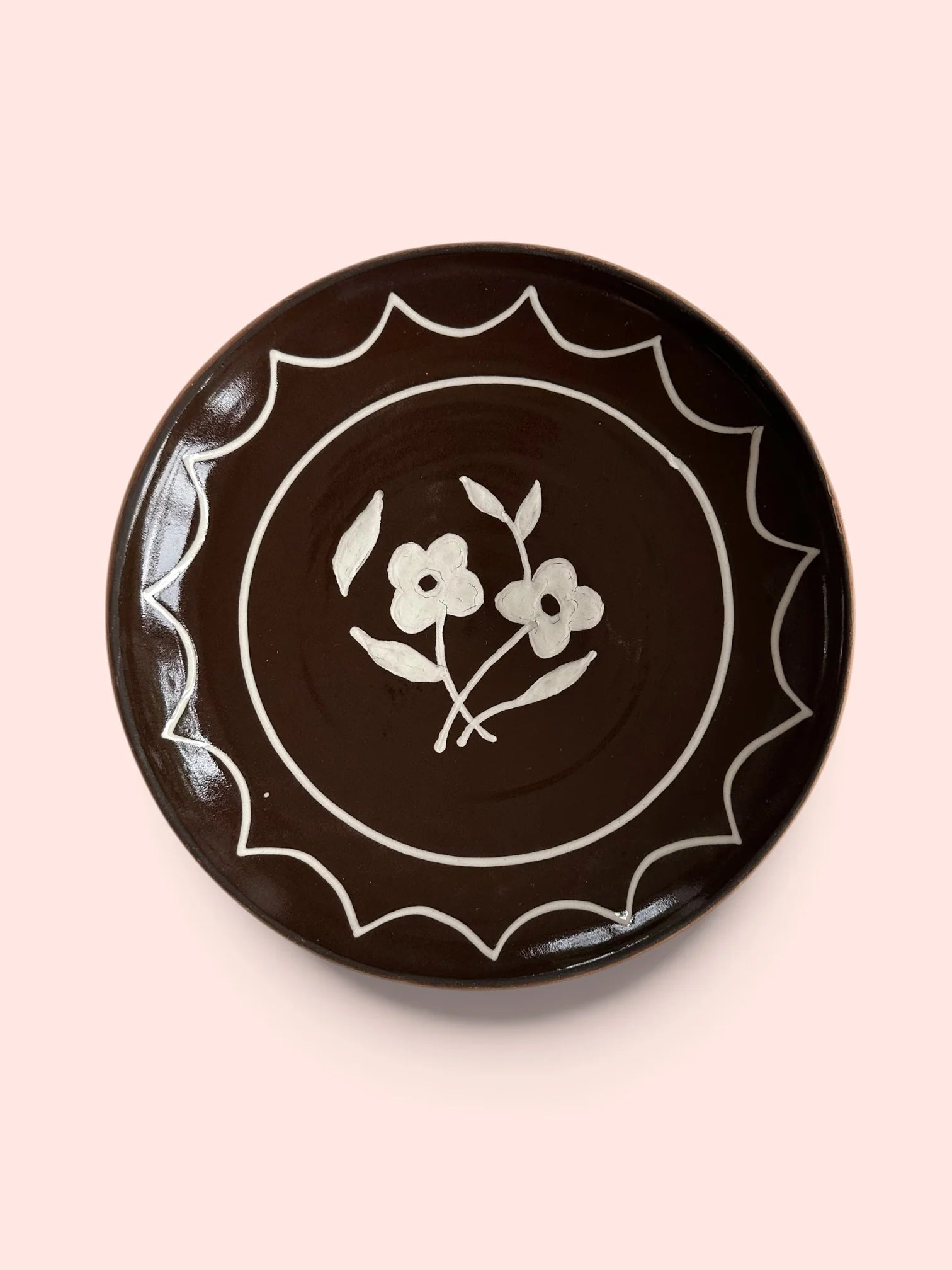 Hånddrejet og håndmalet keramiktallerken fra Jou Quilts med Flower Deco Brown-motiv, fødevaregodkendt og Ø19-22 cm – køb hos butikalrum.dk.