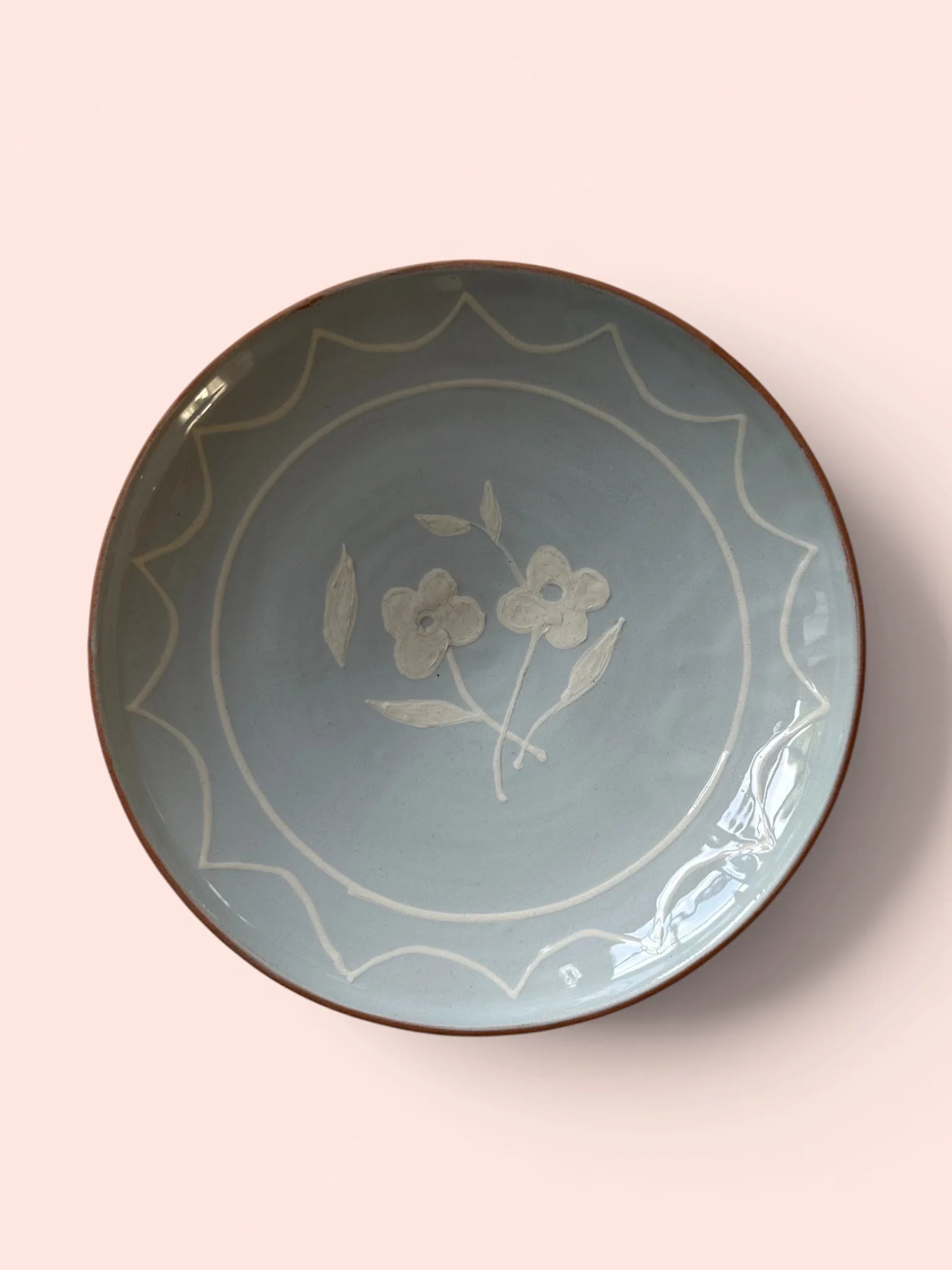Hånddrejet og håndmalet keramiktallerken fra Jou Quilts med Flower Deco Light Blue-motiv, fødevaregodkendt og Ø19-22 cm – køb hos butikalrum.dk.