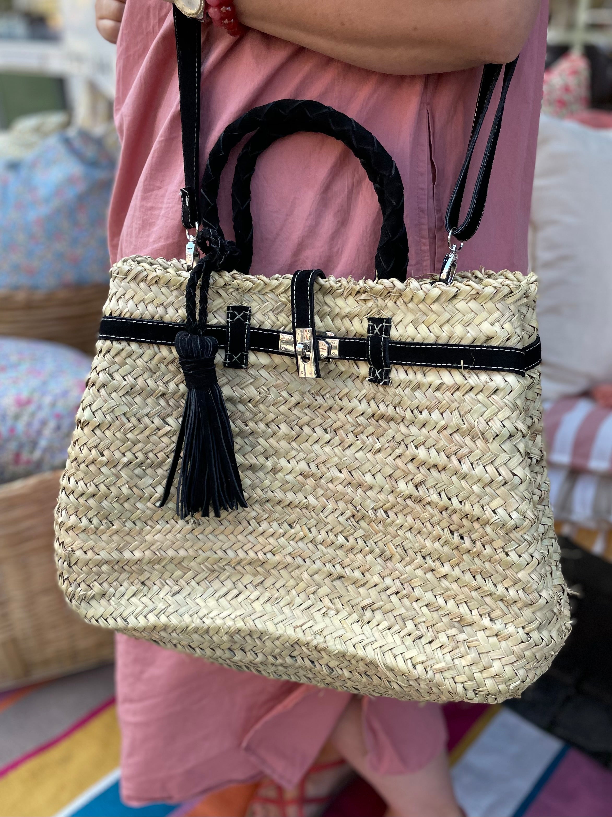 Fransk flettaske med sorte flettede hanke, sort bånd og stor tassel – køb hos Butik Alrum på Amager eller online på butikalrum.dk.