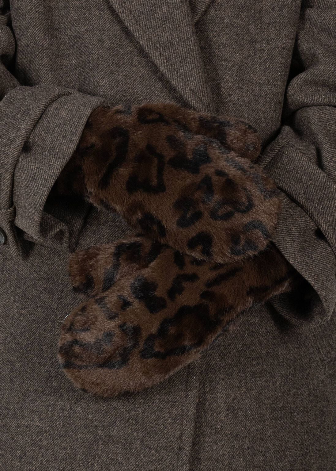 Furry Mittens fra Sui Ava i Leo med lodden overflade og leopardmønster – køb hos butikalrum.dk.