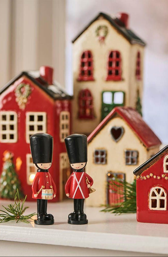 To stående garderfigurer, dekorative og nostalgiske, perfekte til juleopstillinger og bordpynt