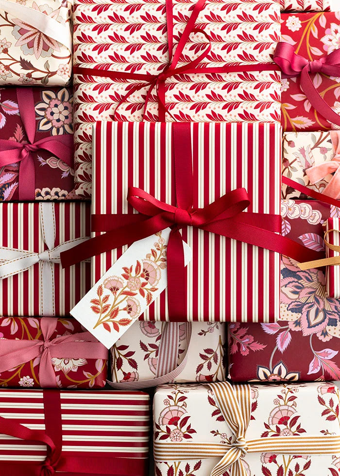 Wrapping Paper Anita fra Bungalow i Scarlet med striber, 10 meter x 70 cm – køb hos butikalrum.dk.