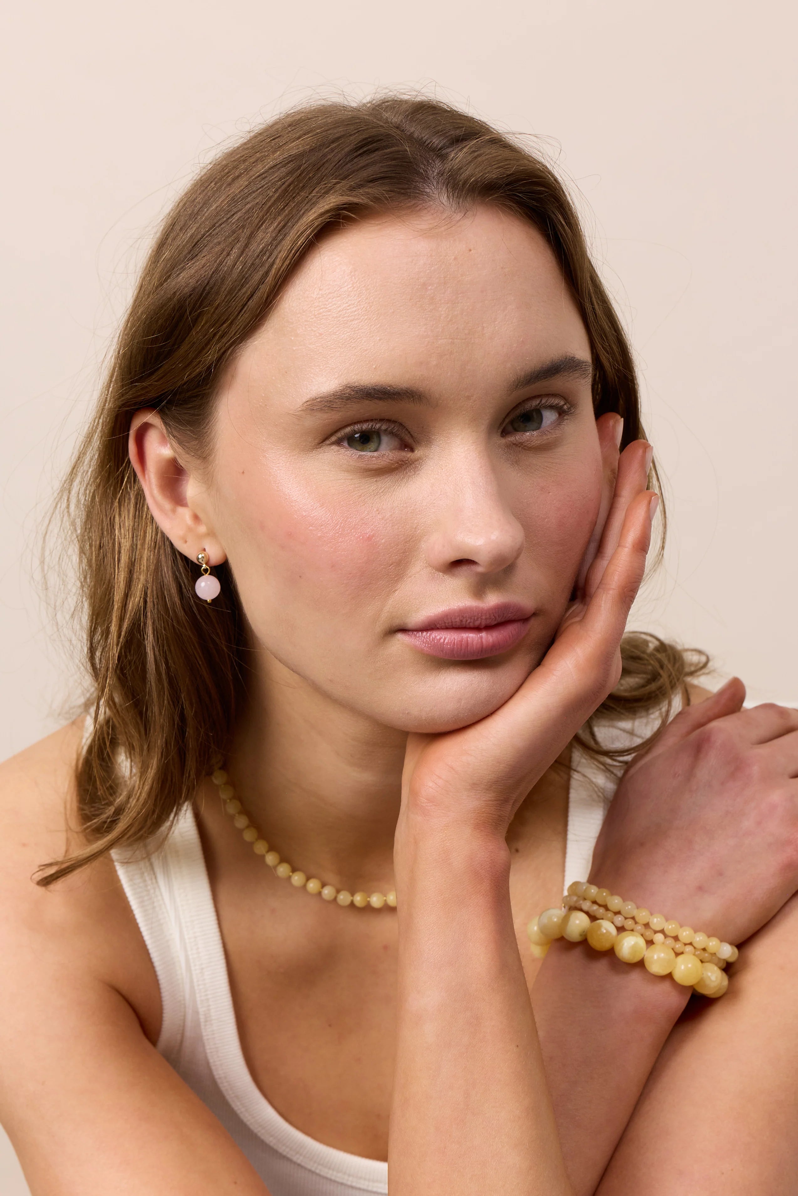 Petite Gul Jade Stretch armbånd fra Soï Copenhagen – køb hos Butik Alrum