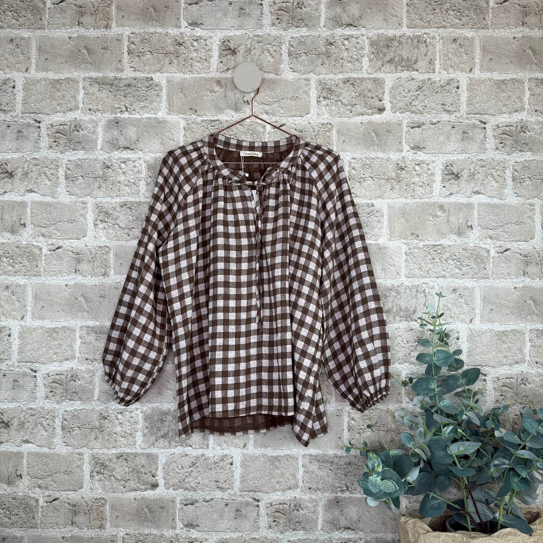 Caja bluse i 100% hør i farven Ebano let og elegant bluse med naturligt fald - køb hos butikalrum.dk