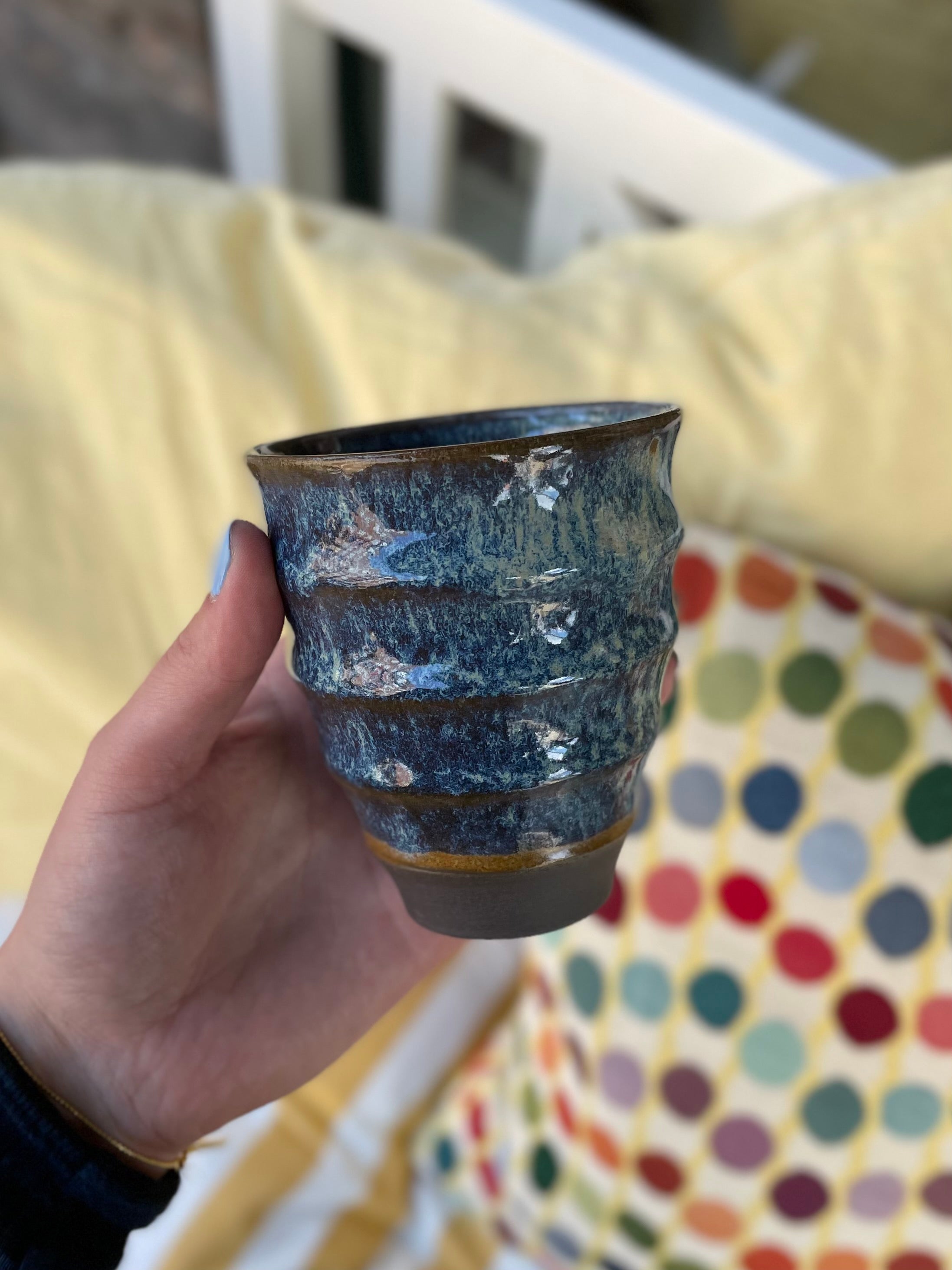 Hånddrejet Ripple Cup i blå meleret keramik med organisk form og vertikale bølger – køb hos Butik Alrum på Amager eller online på butikalrum.dk.
