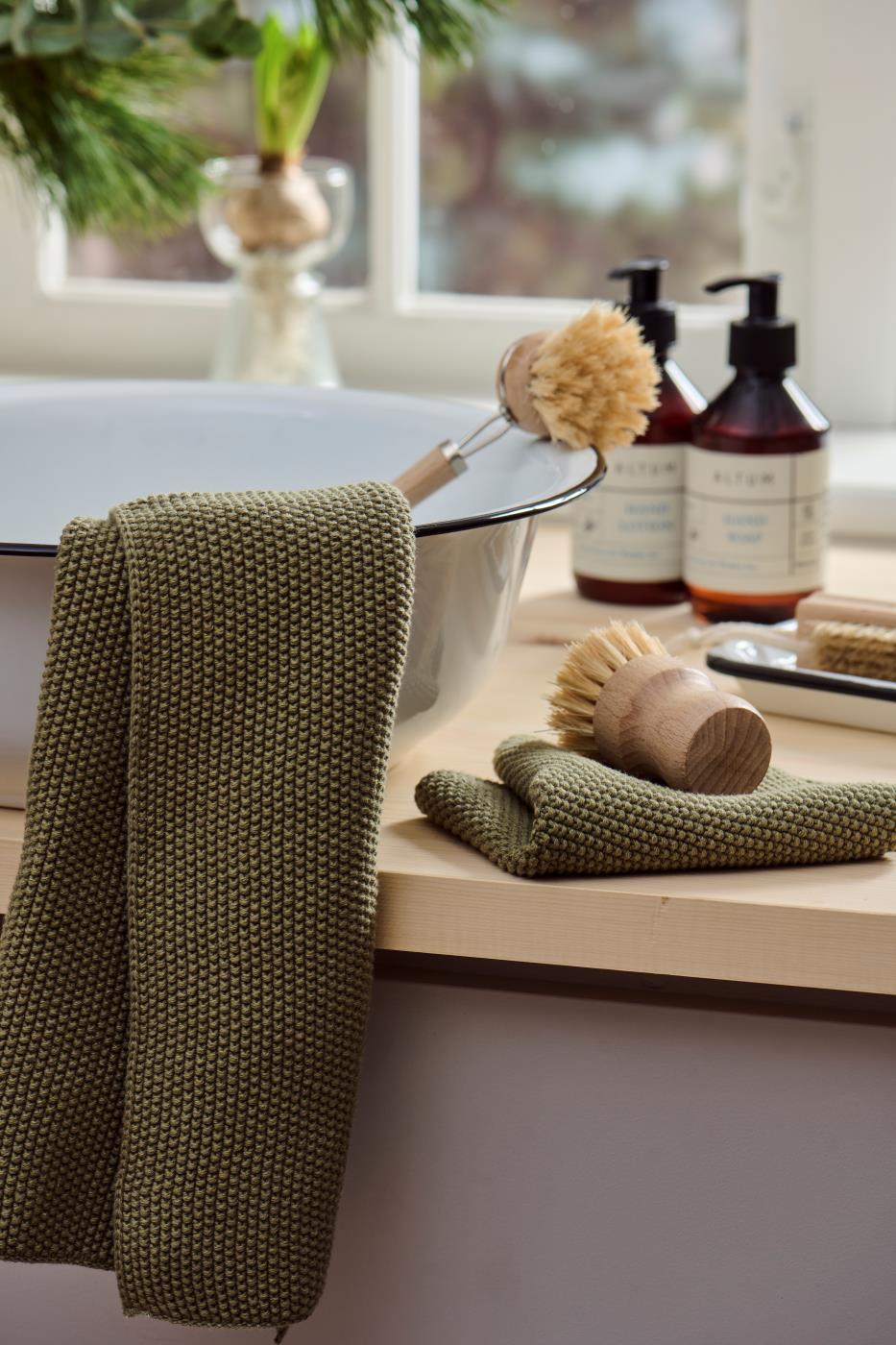 Strikket håndklæde i salviegrøn 100% bomuld med OEKO-TEX® STANDARD 100-certificering – køb hos butikalrum.dk.
