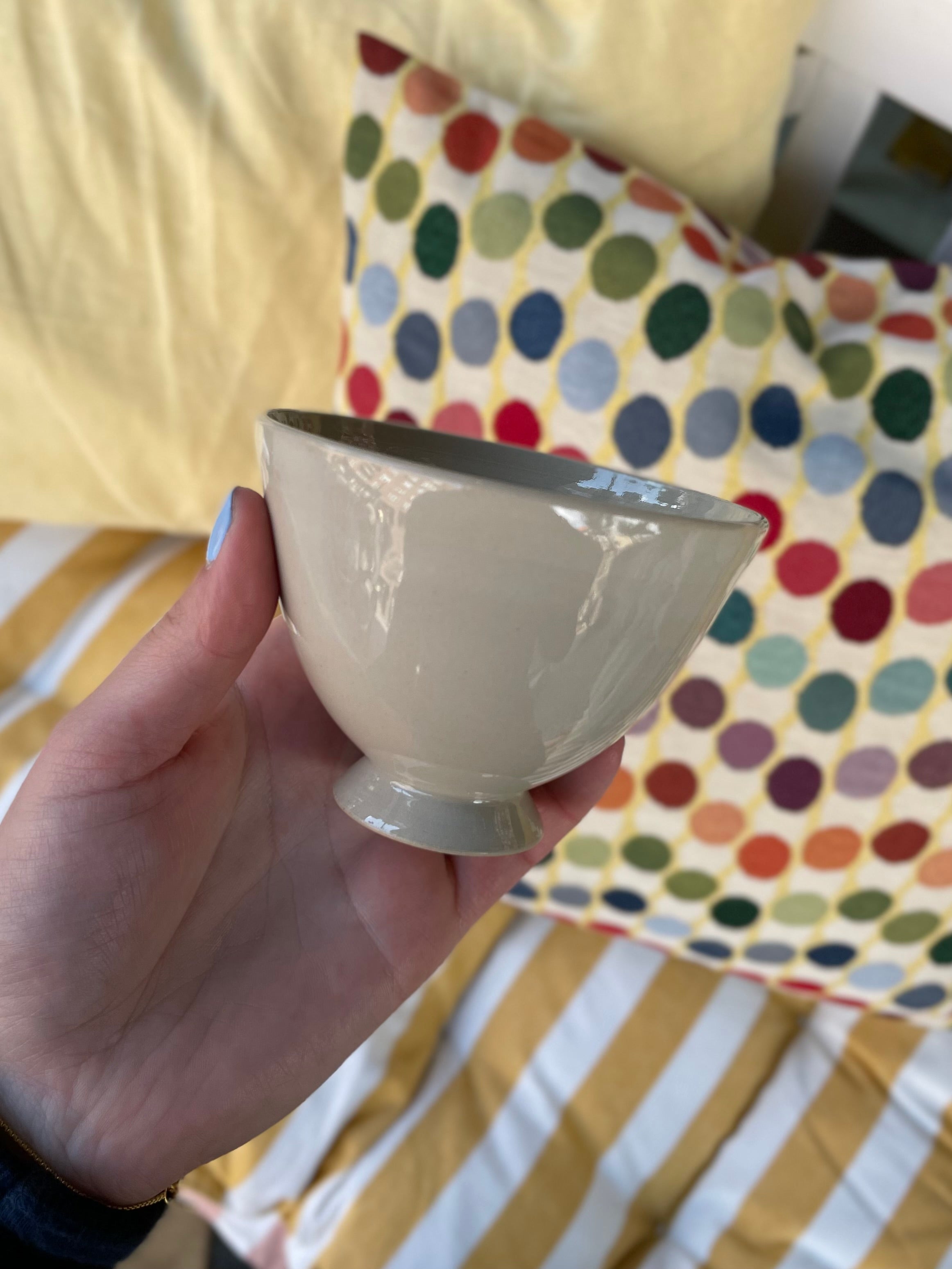 Håndlavet Ceder kop i stentøj med blank glasur og japansk inspireret design – køb hos Butik Alrum på Amager eller online på butikalrum.dk.
