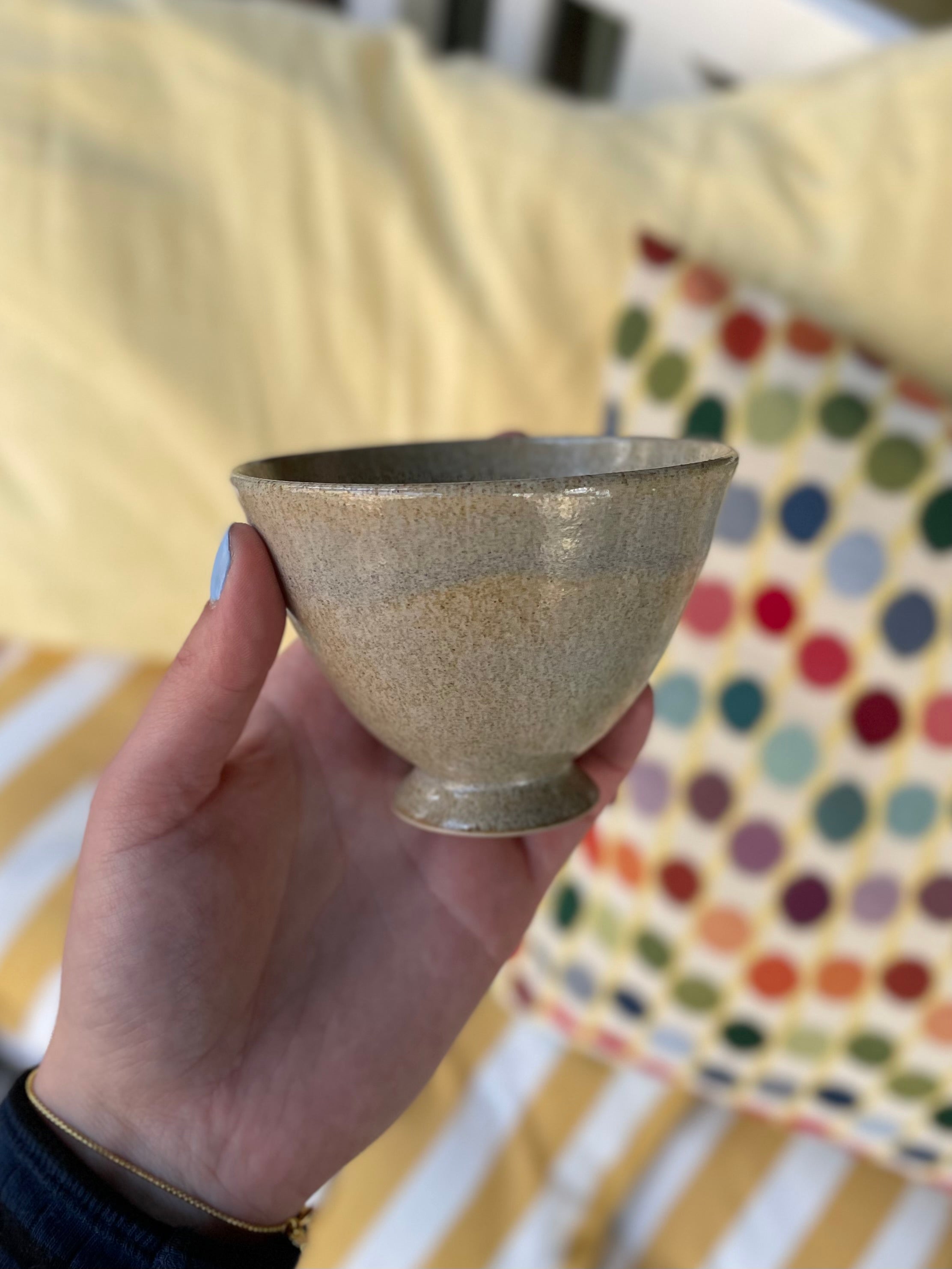 Håndlavet Ceder kop i stentøj med sandfarvet glasur og japansk inspireret design – køb hos Butik Alrum på Amager eller online på butikalrum.dk.