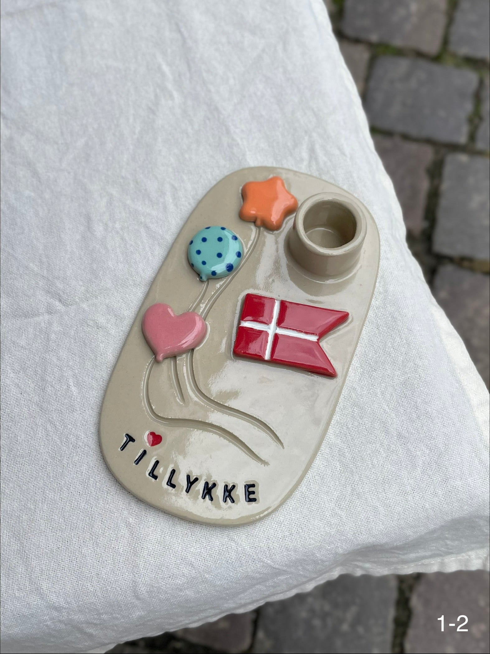 Aflang håndlavet fødselsdagsstage i keramik med "Tillykke" og balloner – køb hos Butik Alrum