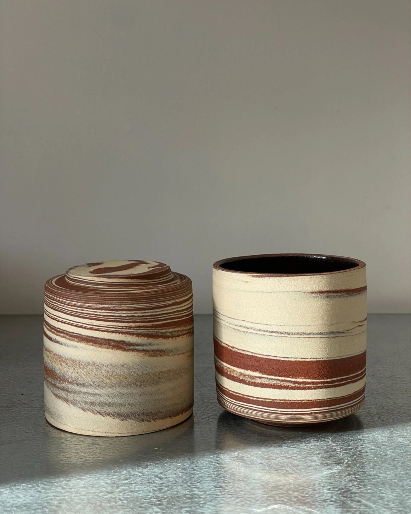 Kop fra Dagny kollektionen med rå, uglaseret yderside og mørkebrun glasering indvendigt. 