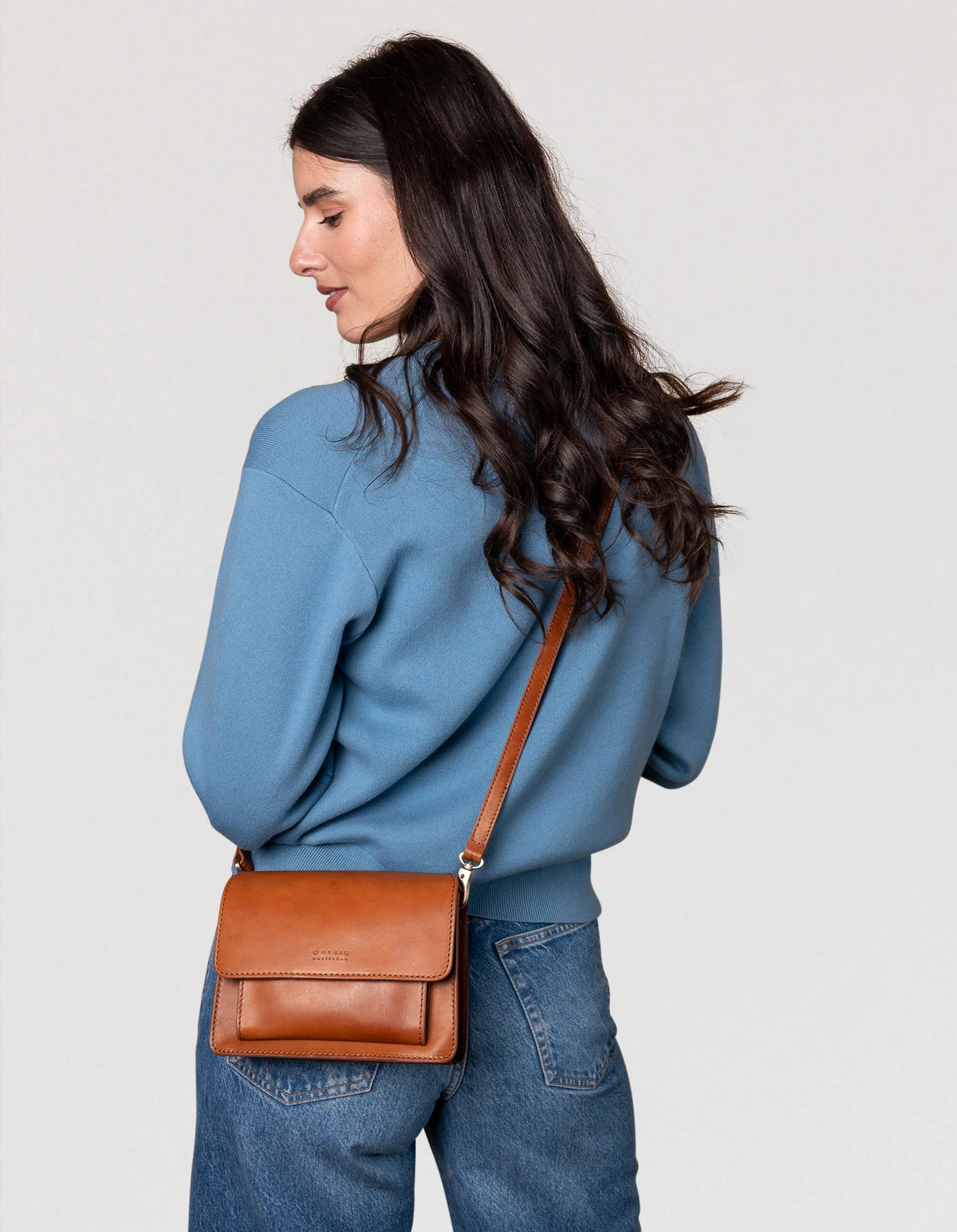 Harper Mini taske i Cognac fra O My Bag med to remme, magnetlukning og elegant læderdesign – en tidløs mini-taske til hverdagen.