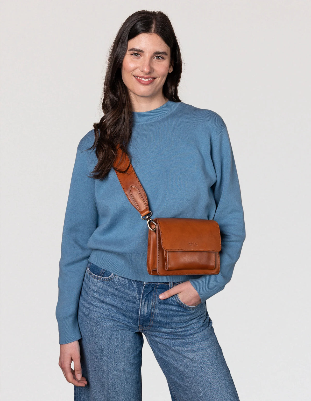 Harper Mini taske i Cognac fra O My Bag med to remme, magnetlukning og elegant læderdesign – en tidløs mini-taske til hverdagen.