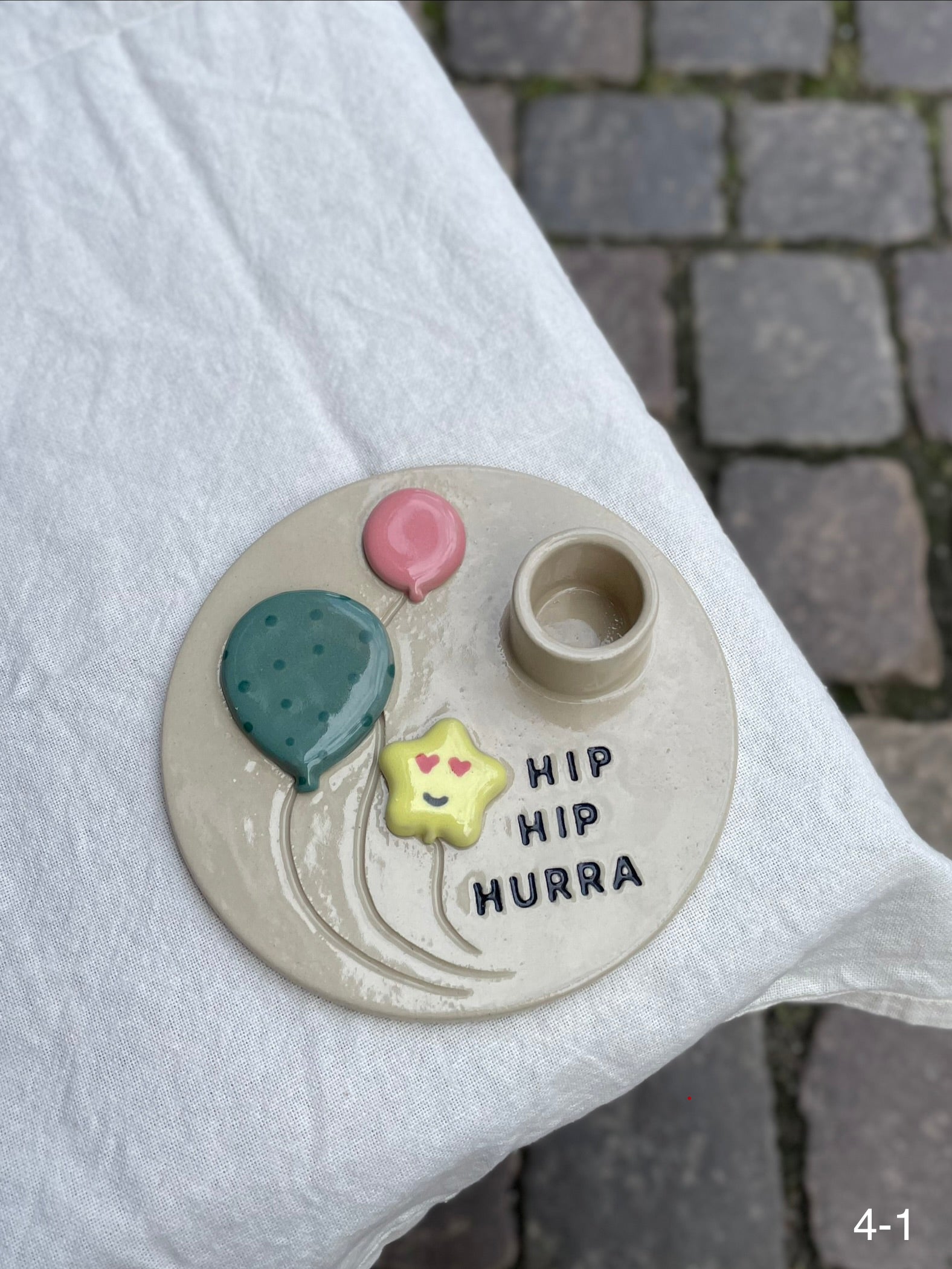 Keramiklysestage med "Hip Hip Hurra", flag og balloner fra dansk keramiker – køb hos Butik Alrum