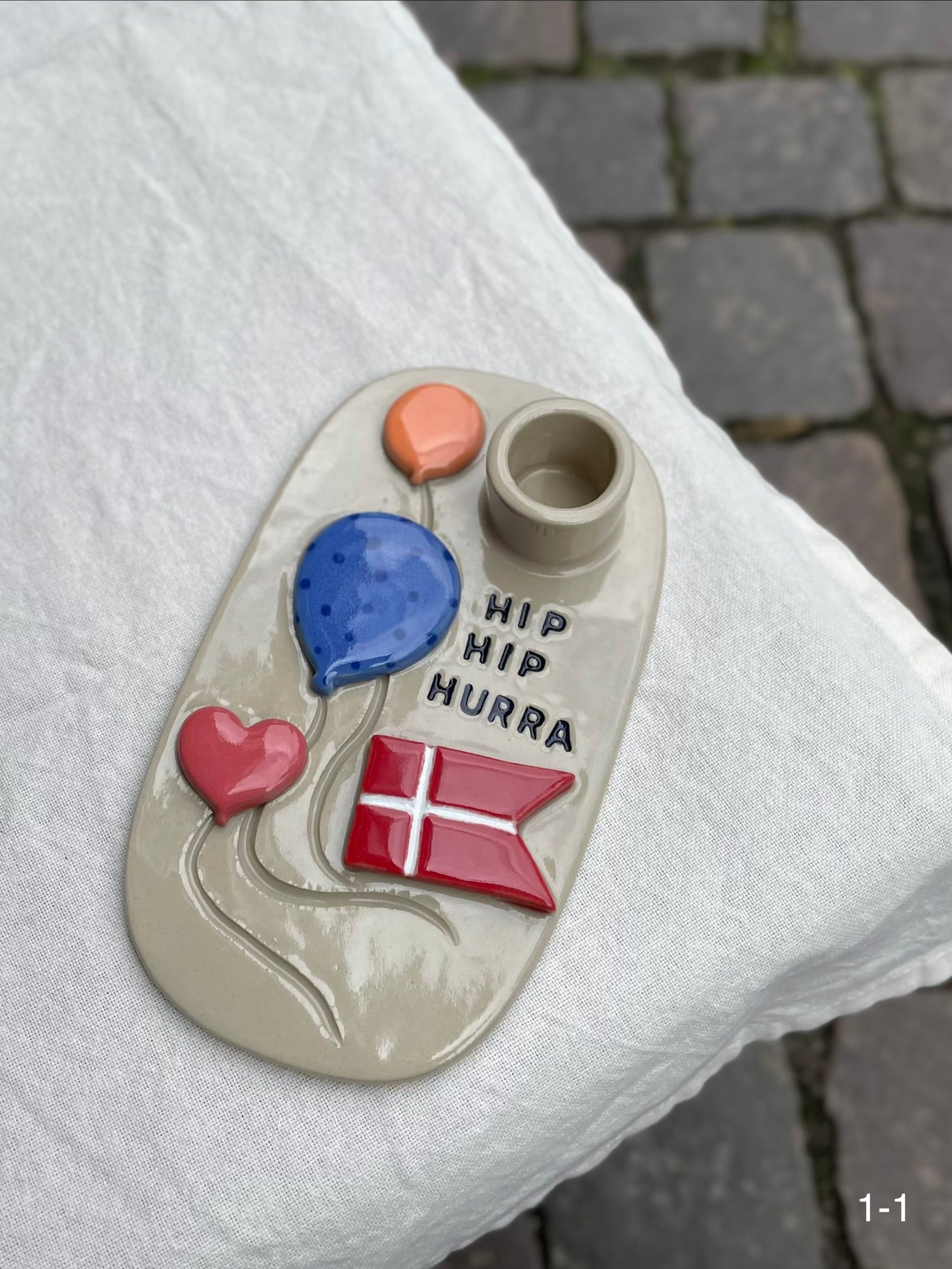 Keramikstage med "Hip Hip Hurra", flag og balloner fra dansk keramiker – køb hos Butik Alrum