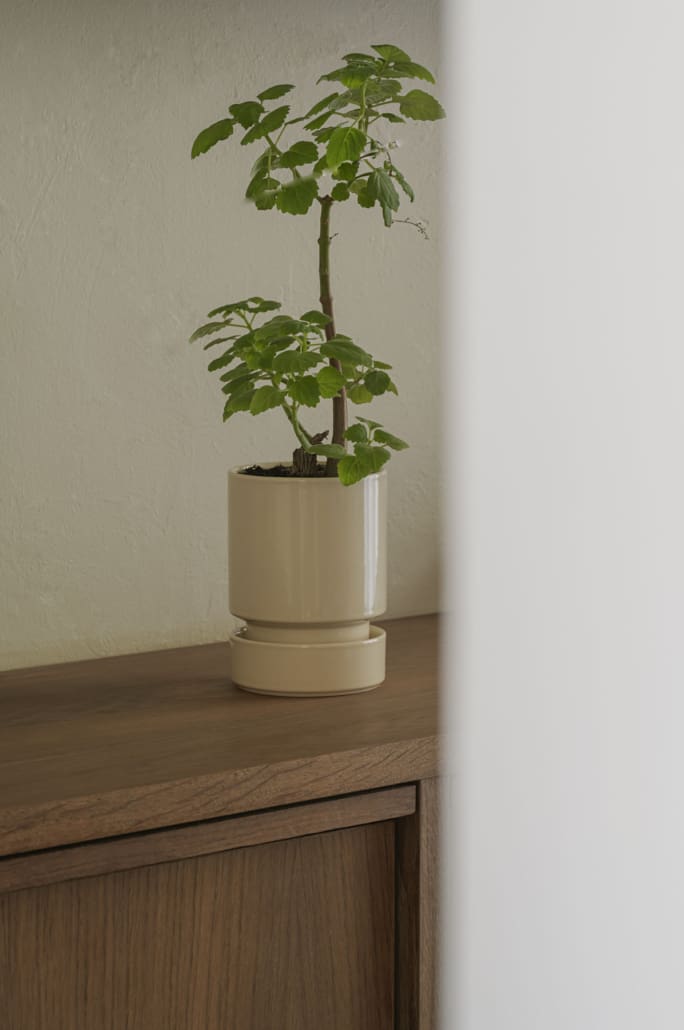 Hoff Glazed urtepotte fra Anne Hoff i Sandstone, 12 cm inkl. underskål – køb hos butikalrum.dk.