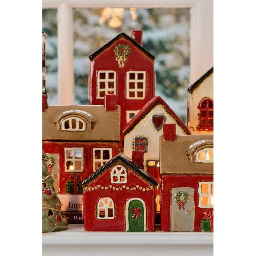 Keramikhus med rød sløjfe på døren, til fyrfadslys og hyggelig juledekoration