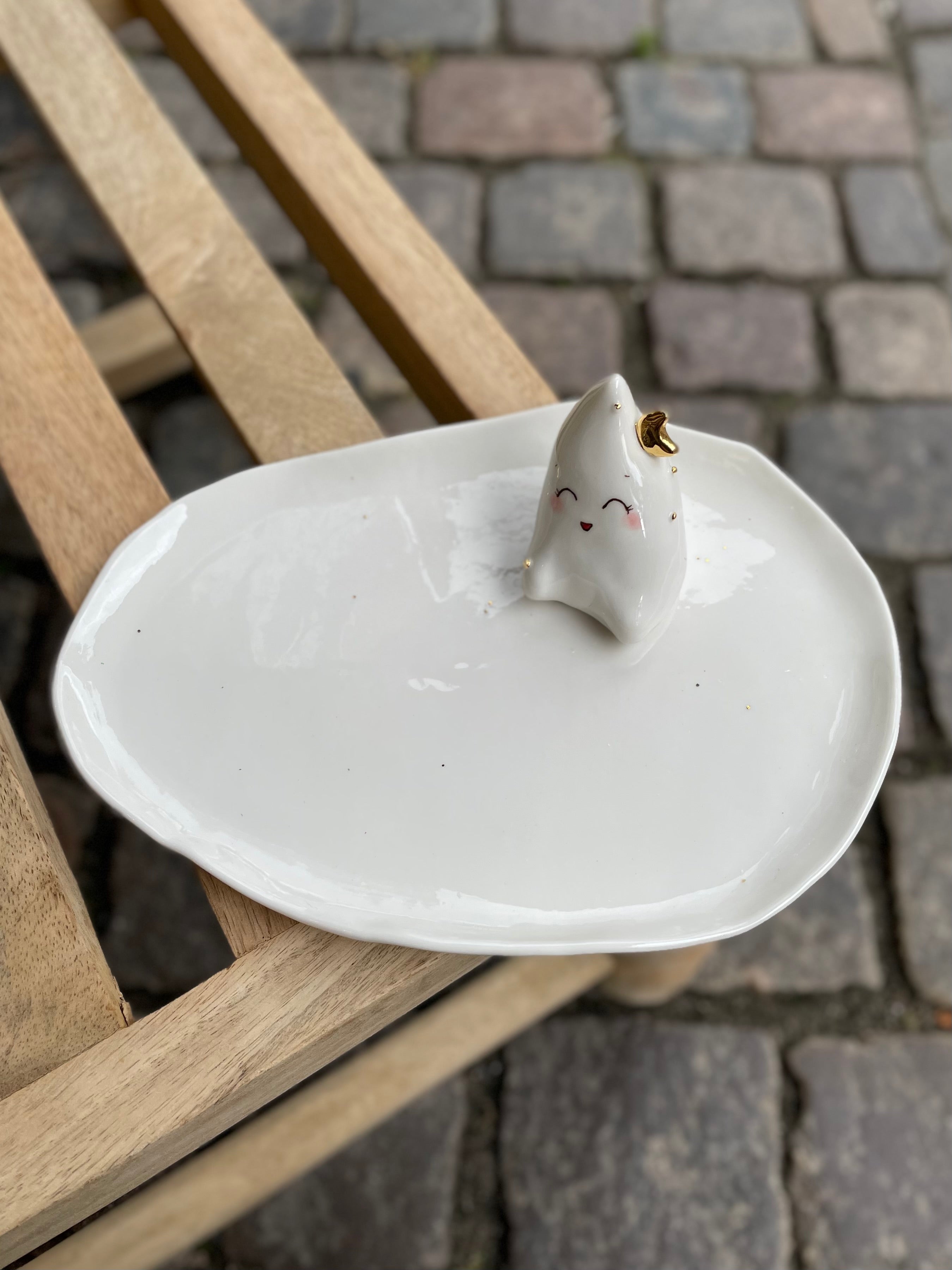 Smykkefad Ghost #2 i hvid keramik med lille hvidt spøgelse, lavet af dansk keramiker.