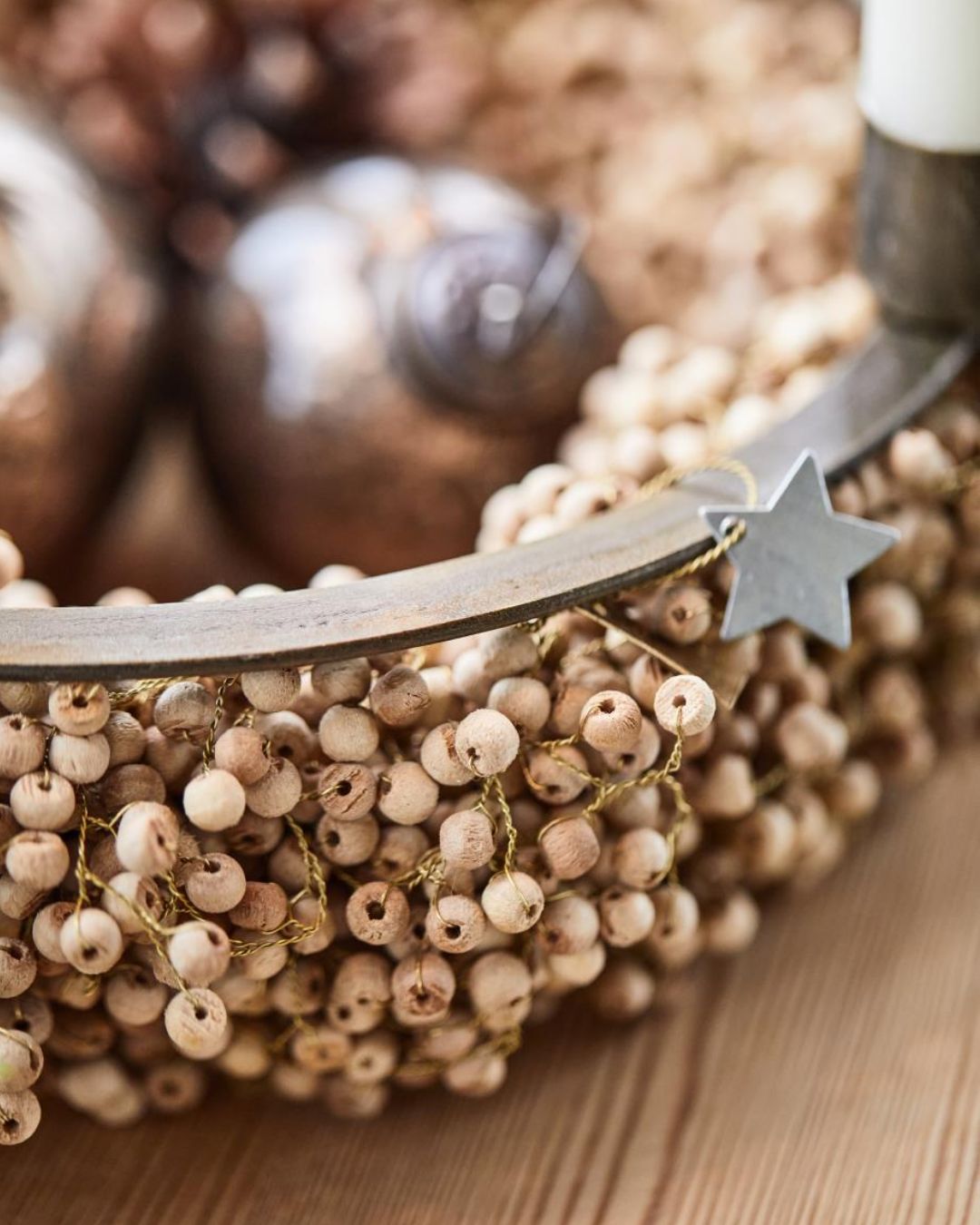 Rund adventsstage med spyd til fastgørelse i en krans, til fire lys.