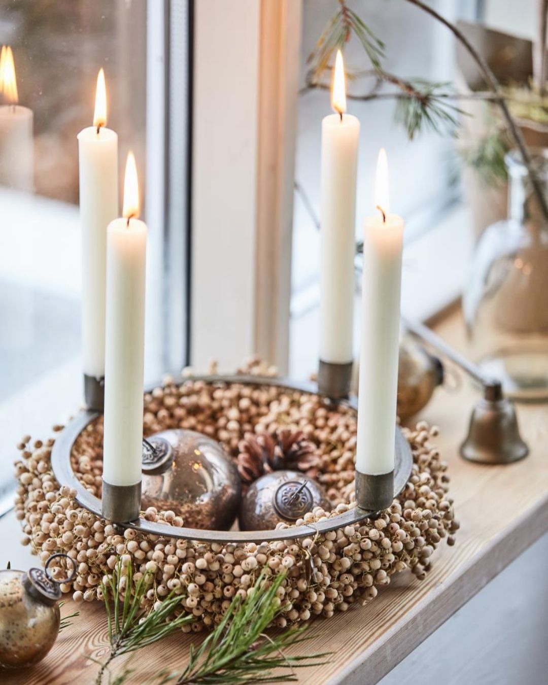 Rund adventsstage med spyd til fastgørelse i en krans, til fire lys.