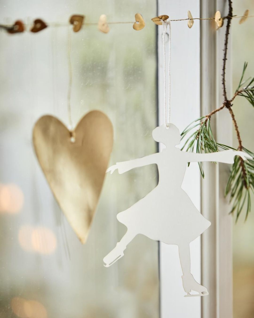 Papirklip af skøjtedanser, B: 12,5 cm x H: 15 cm, julepynt med elegant vinterdesign.