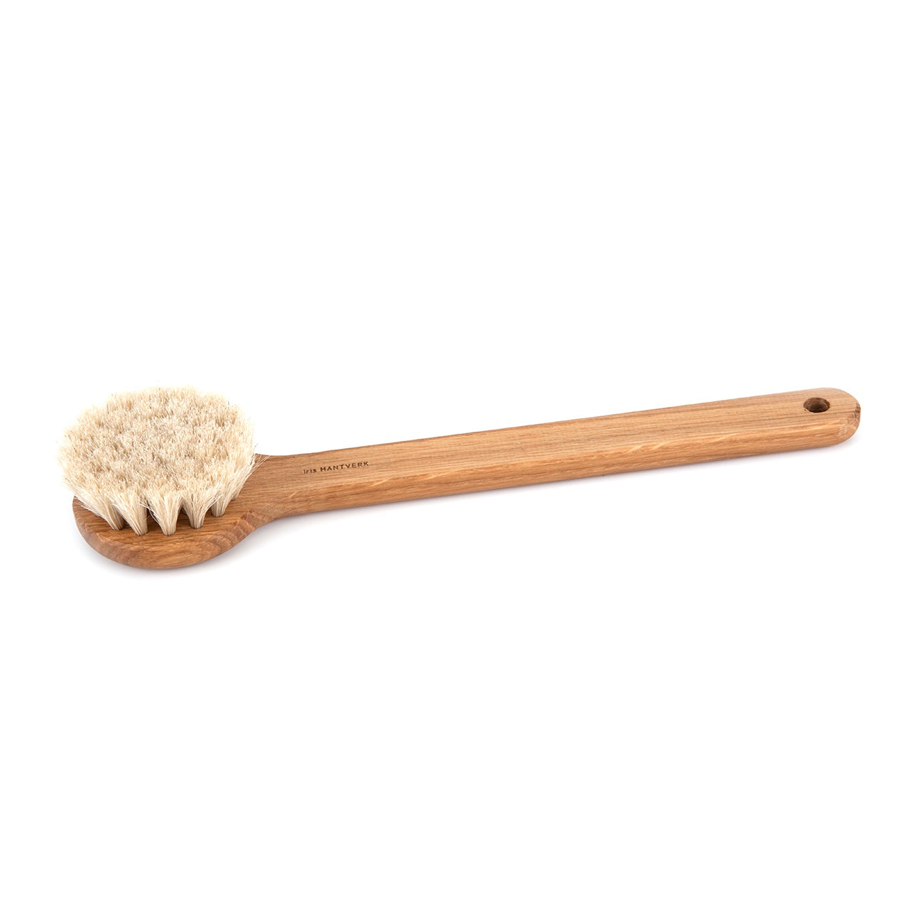 Bath Brush Lovisa With Handle fra Iris Hantverk i olieret egetræ og hestehår – køb hos butikalrum.dk.