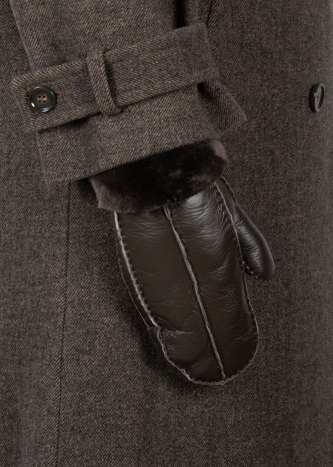 Jen Mittens fra Sui Ava i brun fåreskindslæder, bløde luffer i klassisk design – køb hos butikalrum.dk.