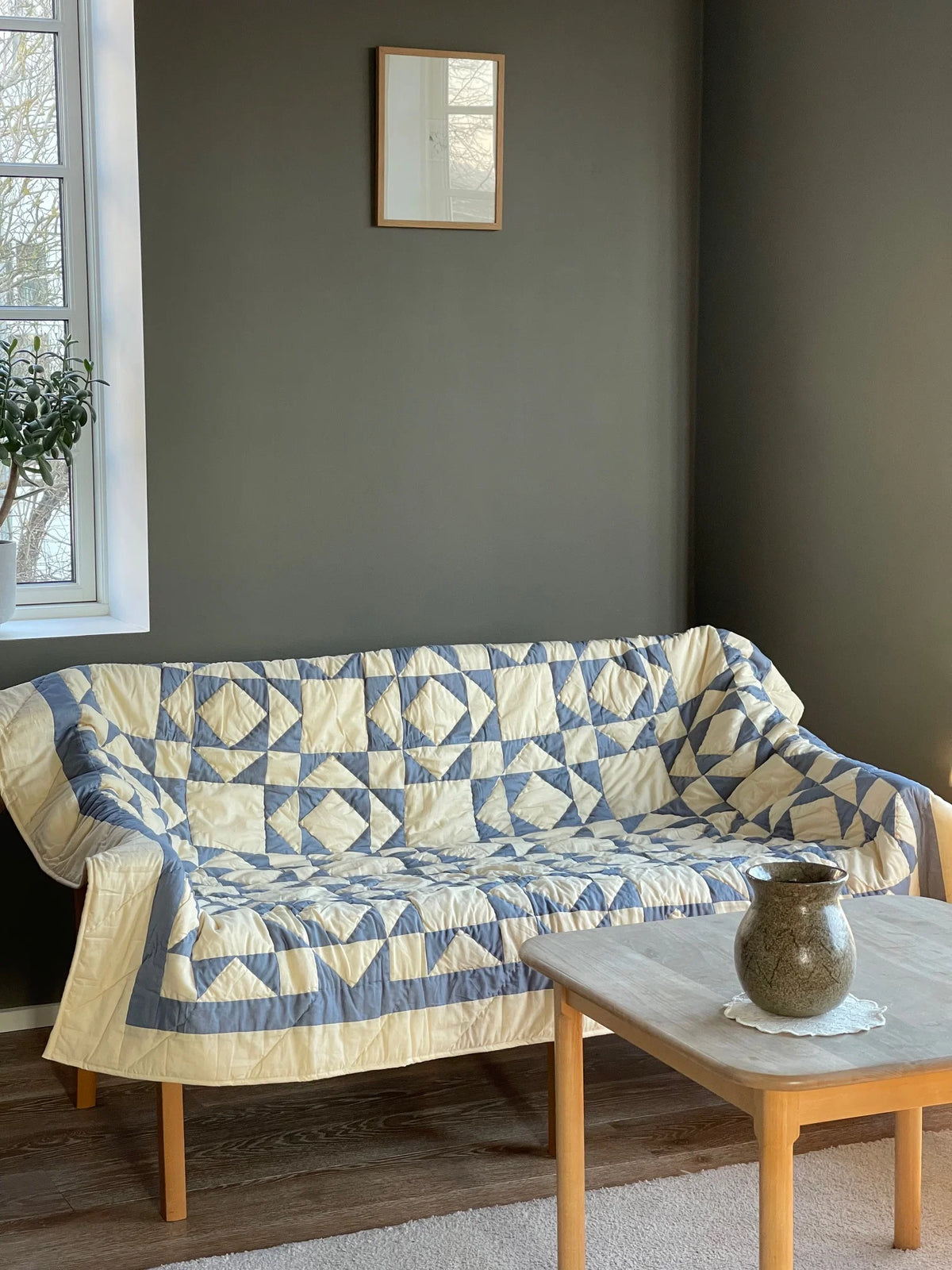 Jou Patchwork plaid og sengetæppe Style 9 i creme og blå, håndsyet i 100% bomuld, 130 x 180 cm – køb hos butikalrum.dk.
