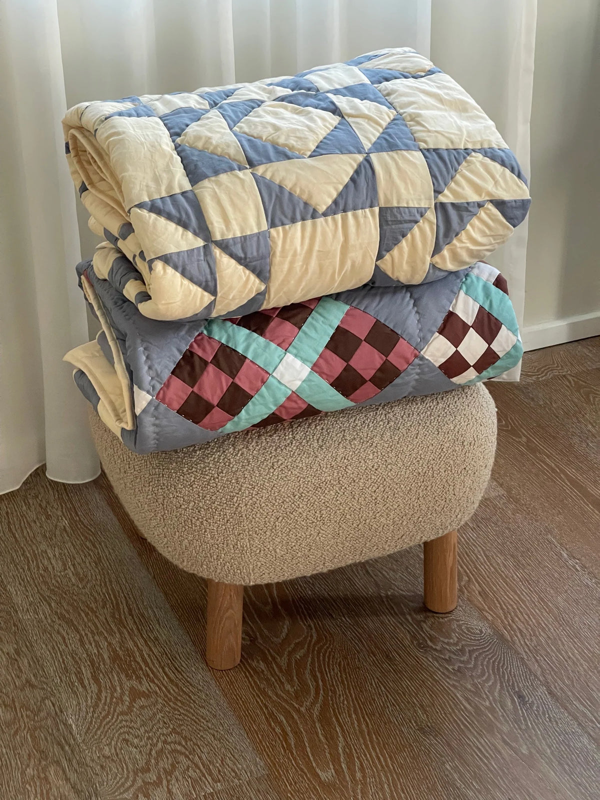Jou Patchwork Sengetæppe Style 9 i creme og blå, håndsyet i 100% bomuld, 180 x 240 cm – køb hos butikalrum.dk.