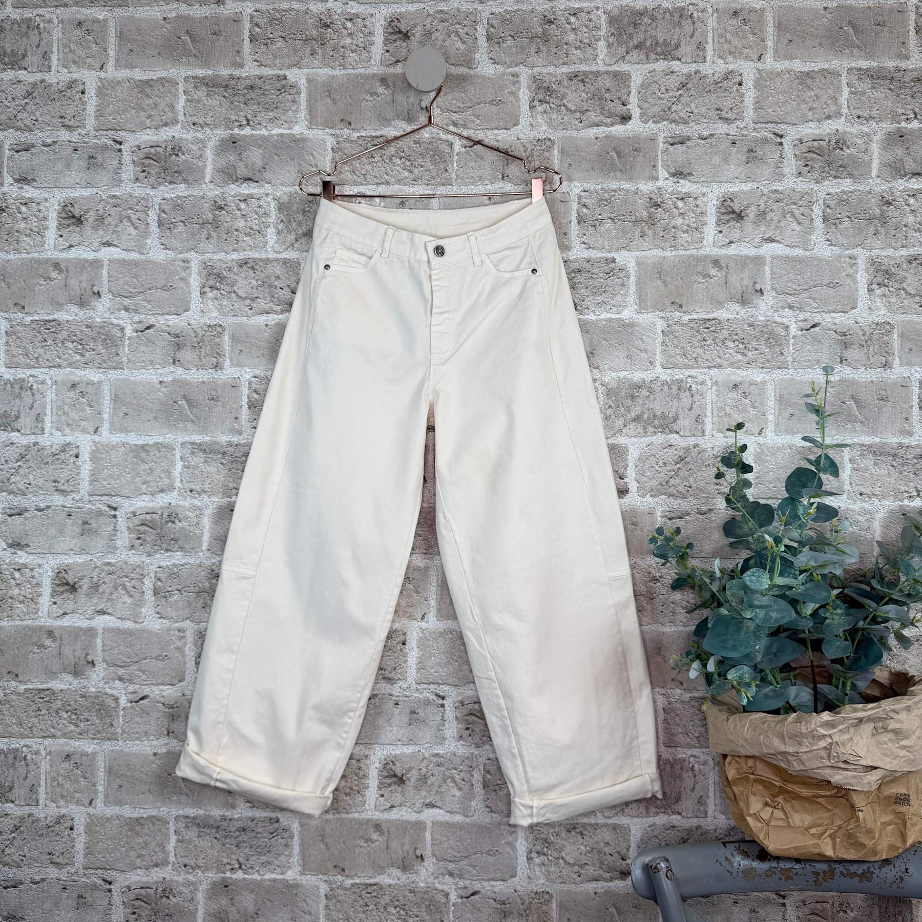 Jude barrel jeans i hvid 98% bomuld og 2% elastan moderne og komfortable jeans med loose fit - køb hos butikalrum.dk