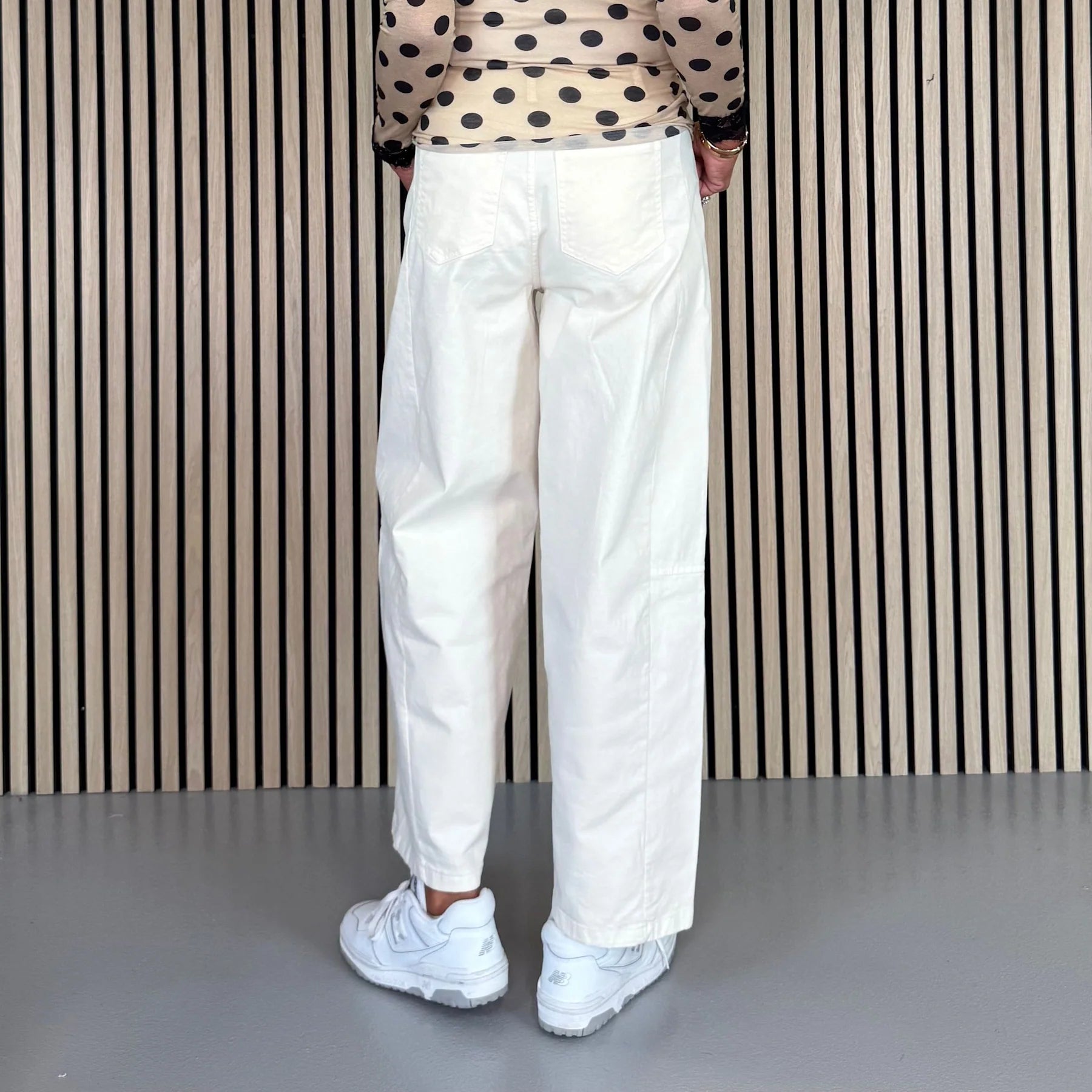 Jude barrel jeans i hvid 98% bomuld og 2% elastan moderne og komfortable jeans med loose fit - køb hos butikalrum.dk